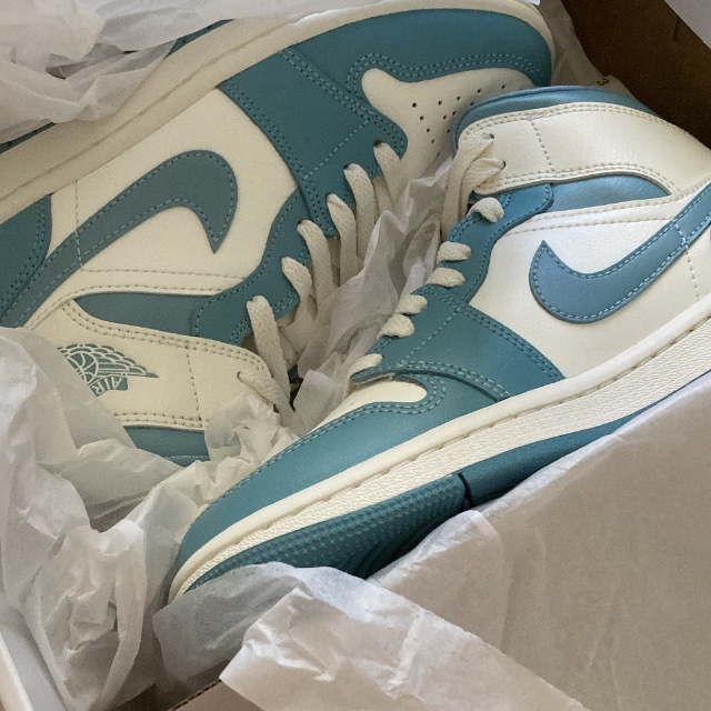 (W) Jordan 1 Mid Sail and Worn Blue 착용 스타일 - 1