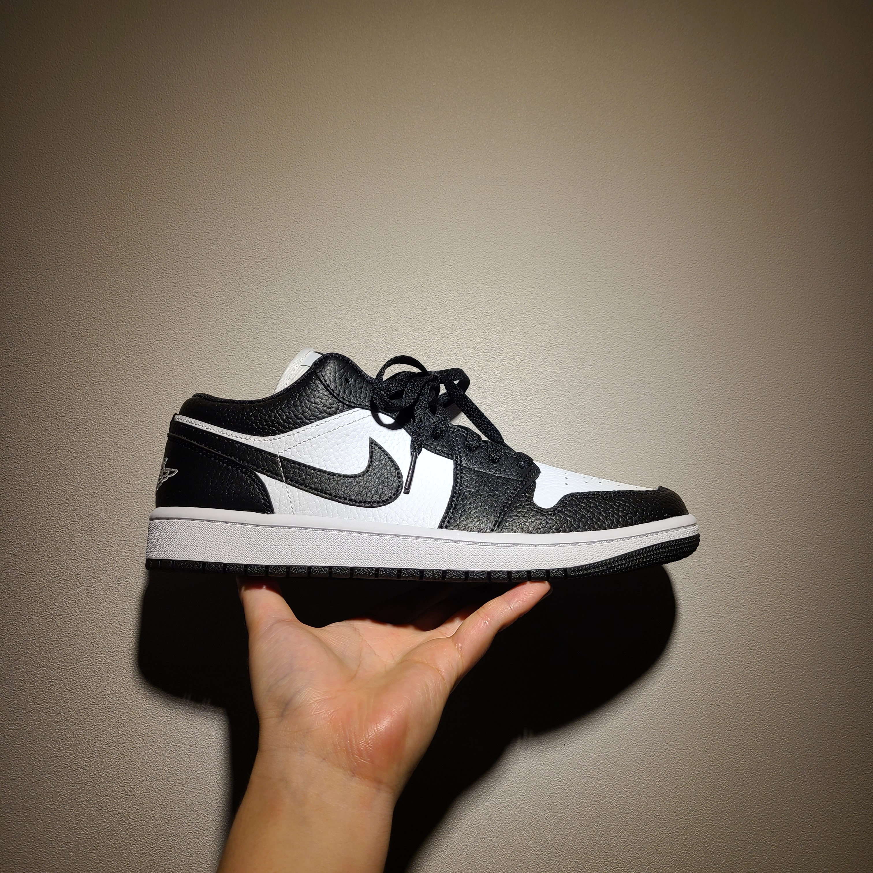 (W) Jordan 1 Low SE Black White 착용 스타일 - 1