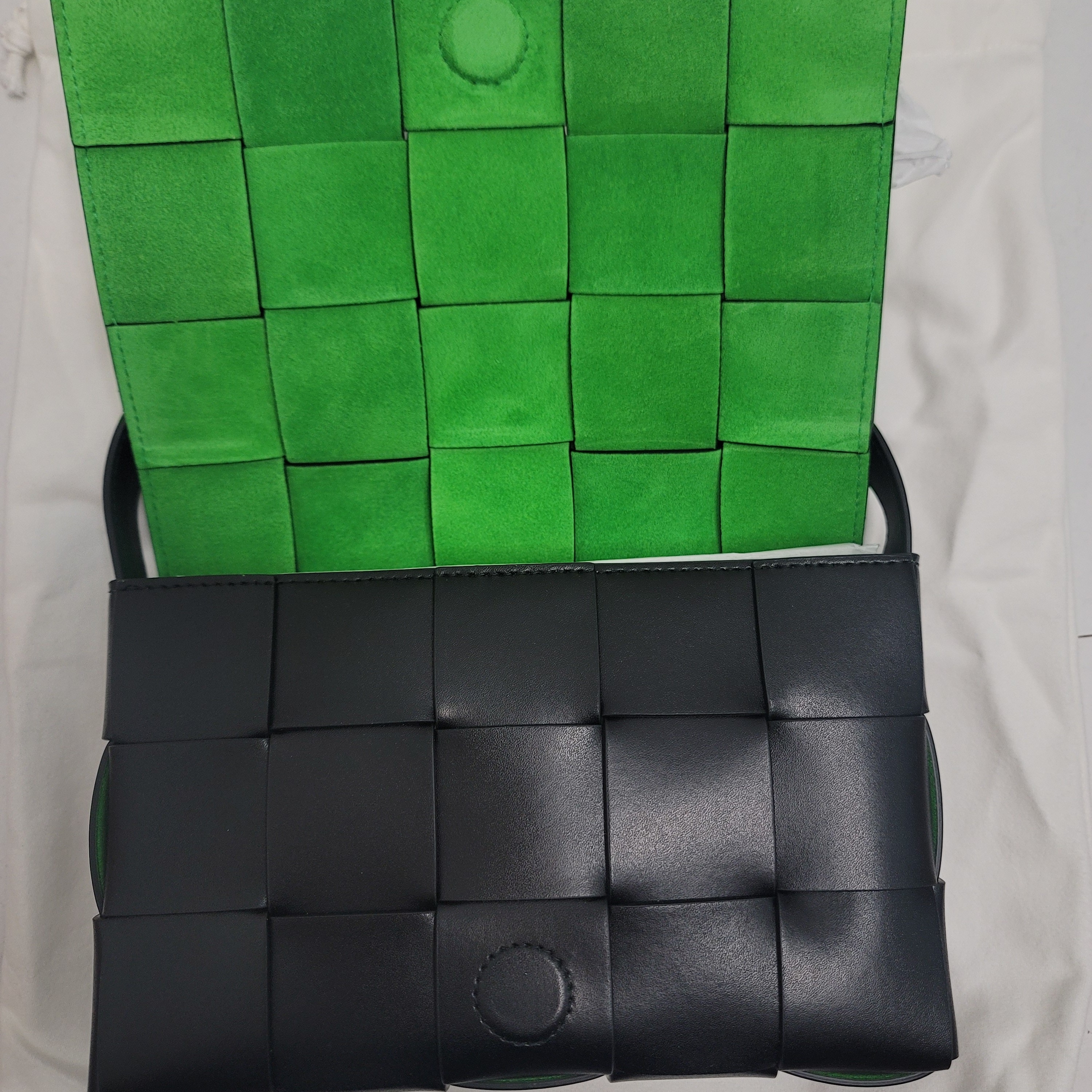 Bottega Veneta Leather Cassette Black Parakeet, Bottega Veneta Padded Tech Cassette Parakeet 착용 스타일 - 2