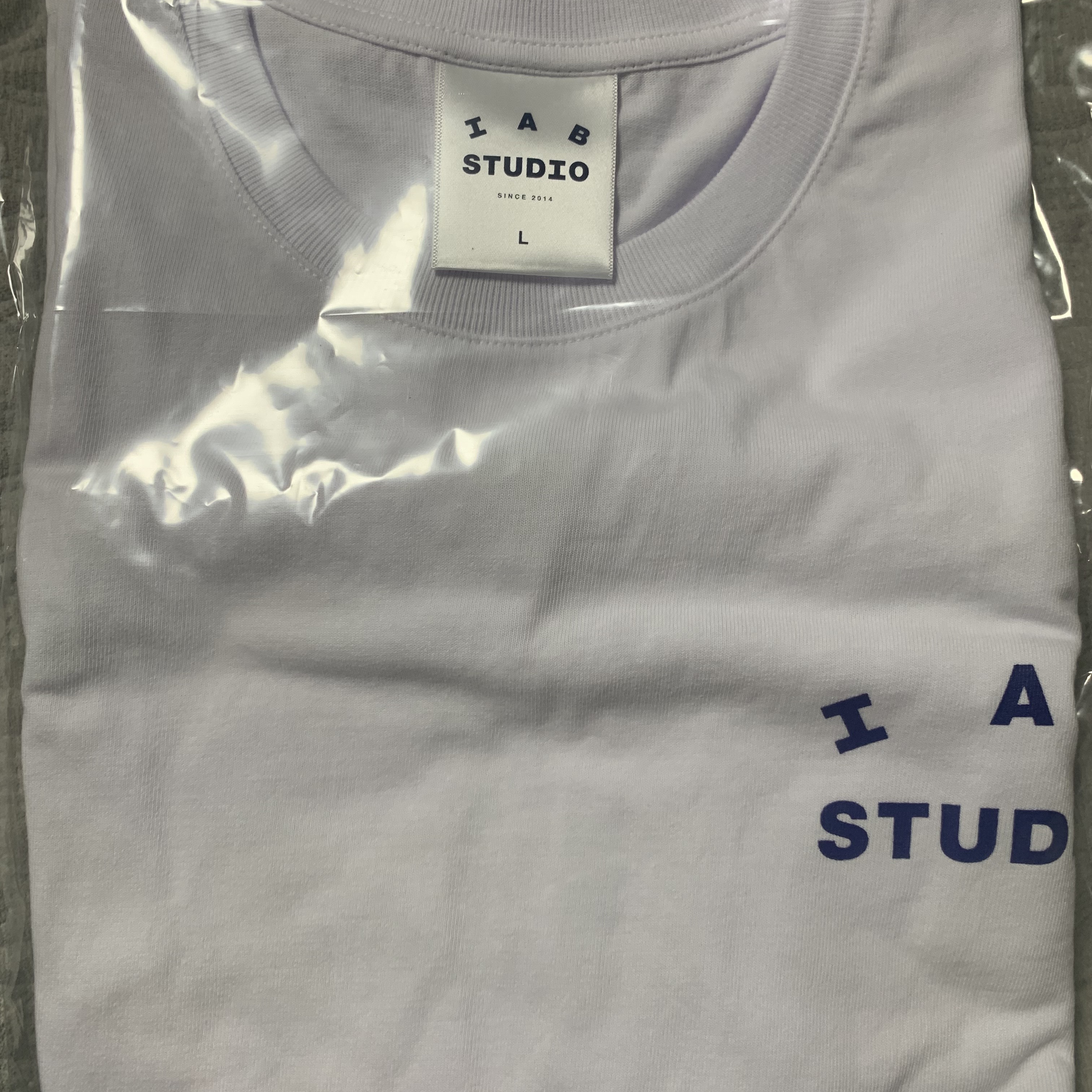 IAB Studio T-Shirt White Navy - 22FW 착용 스타일