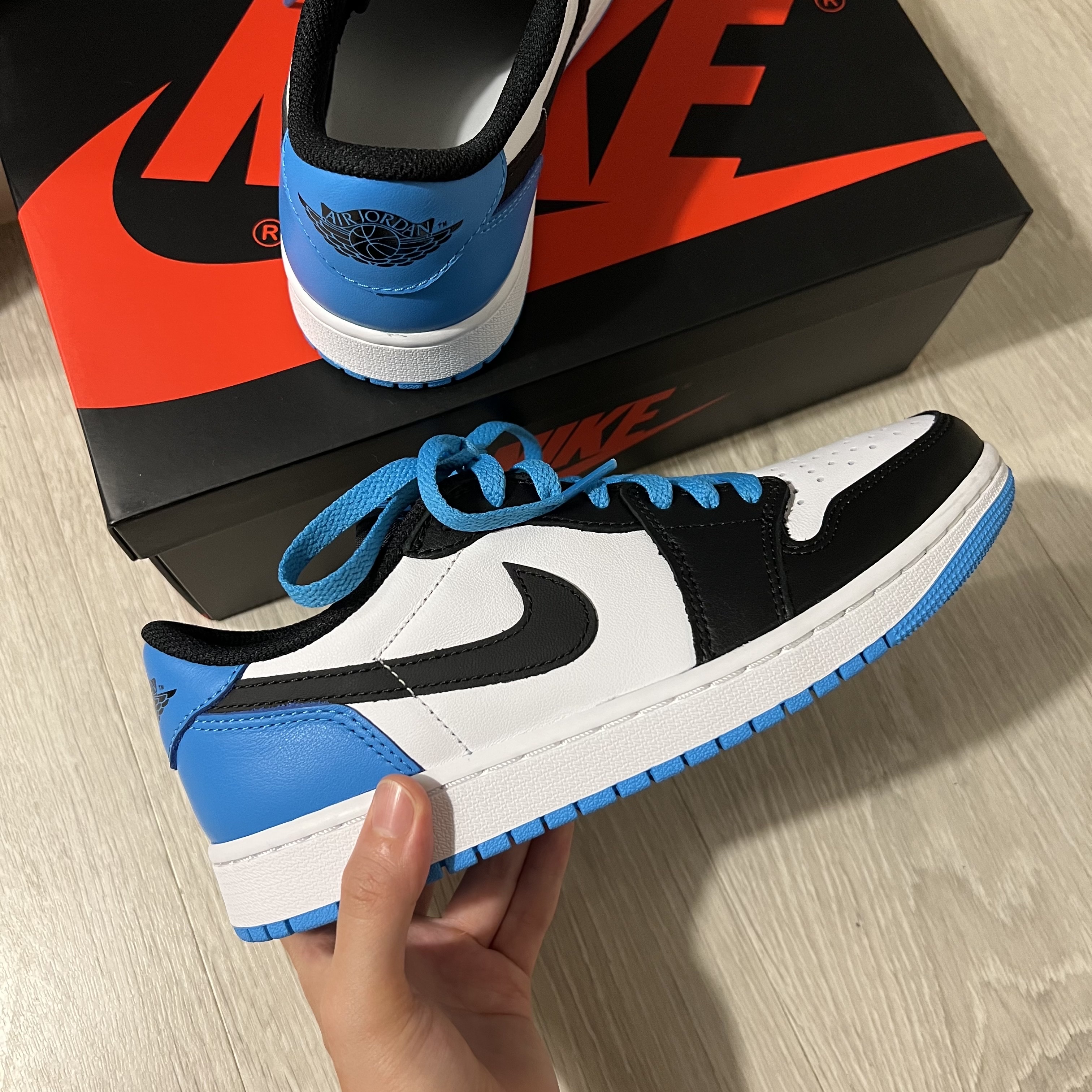 Jordan 1 Retro Low OG Black and Dark Powder Blue 착용 스타일