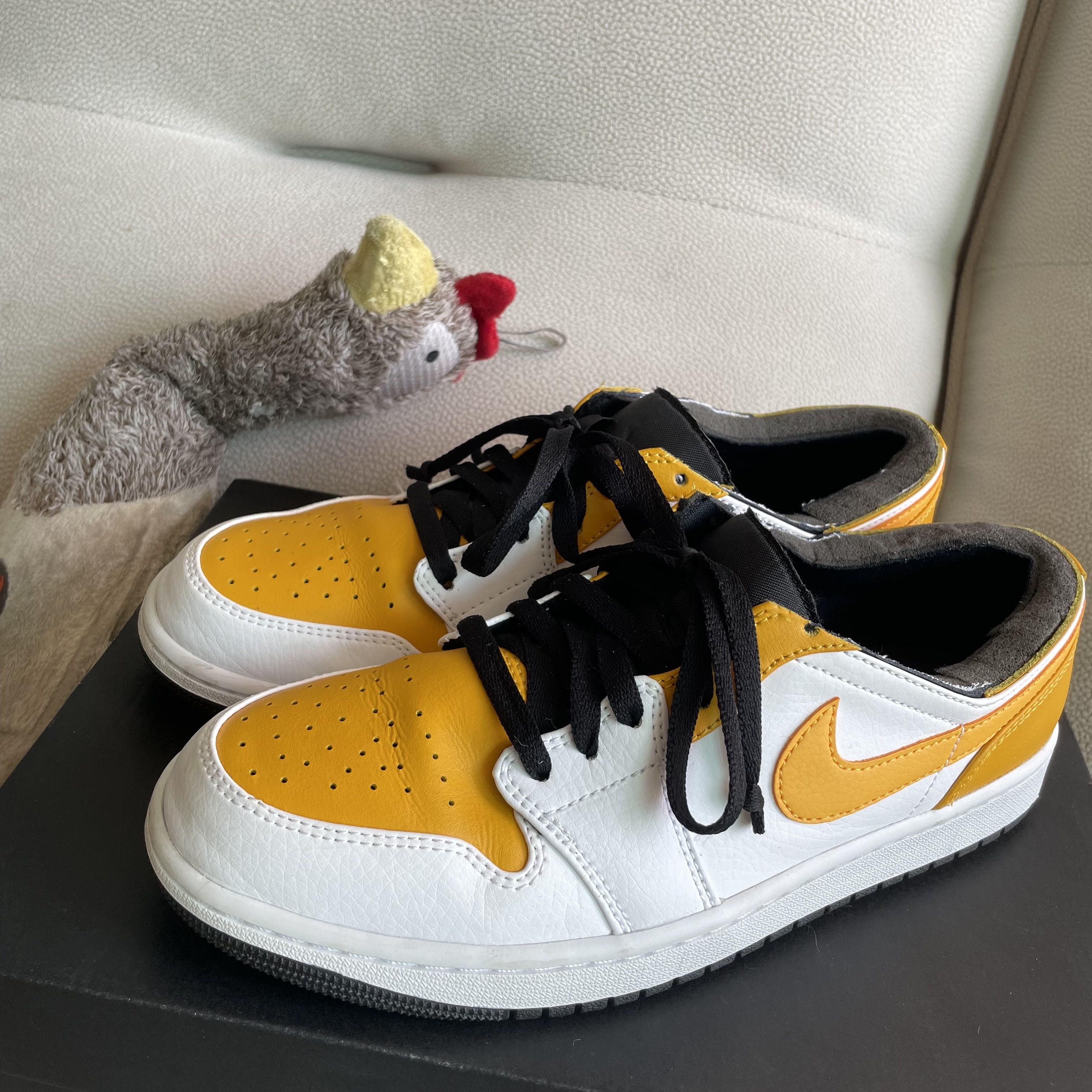 Jordan 1 Mid White University Gold 착용 스타일