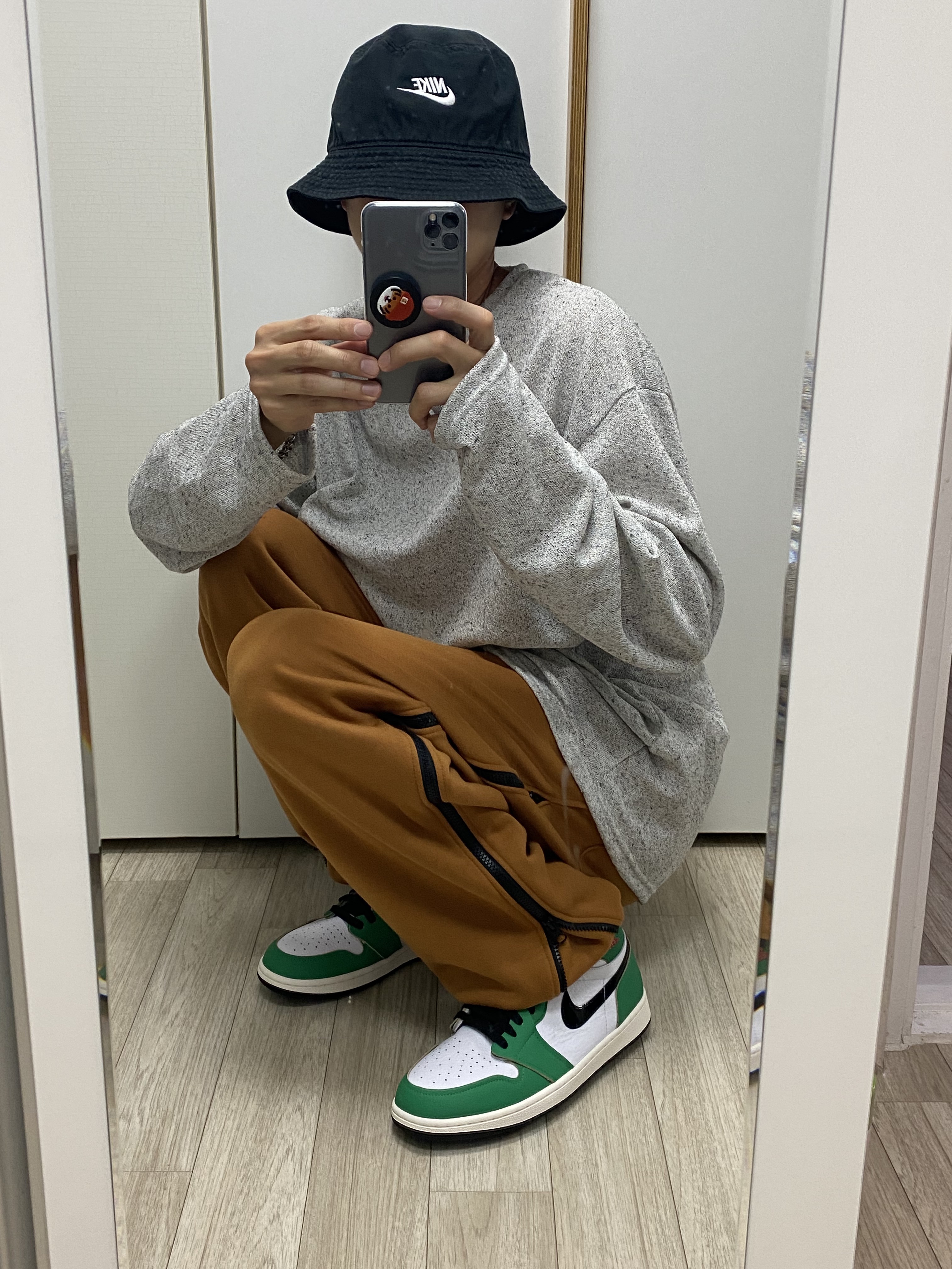 (W) Jordan 1 Retro High OG Lucky Green, Nike Futura Washed Bucket Hat Black 착용 스타일 - 3