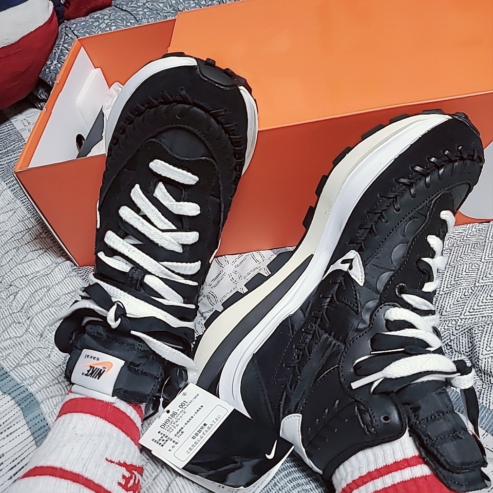 Nike x Sacai x Jean Paul Gaultier VaporWaffle Black White, (W) Jordan 1 Retro High OG Atmosphere 착용 스타일 - 1