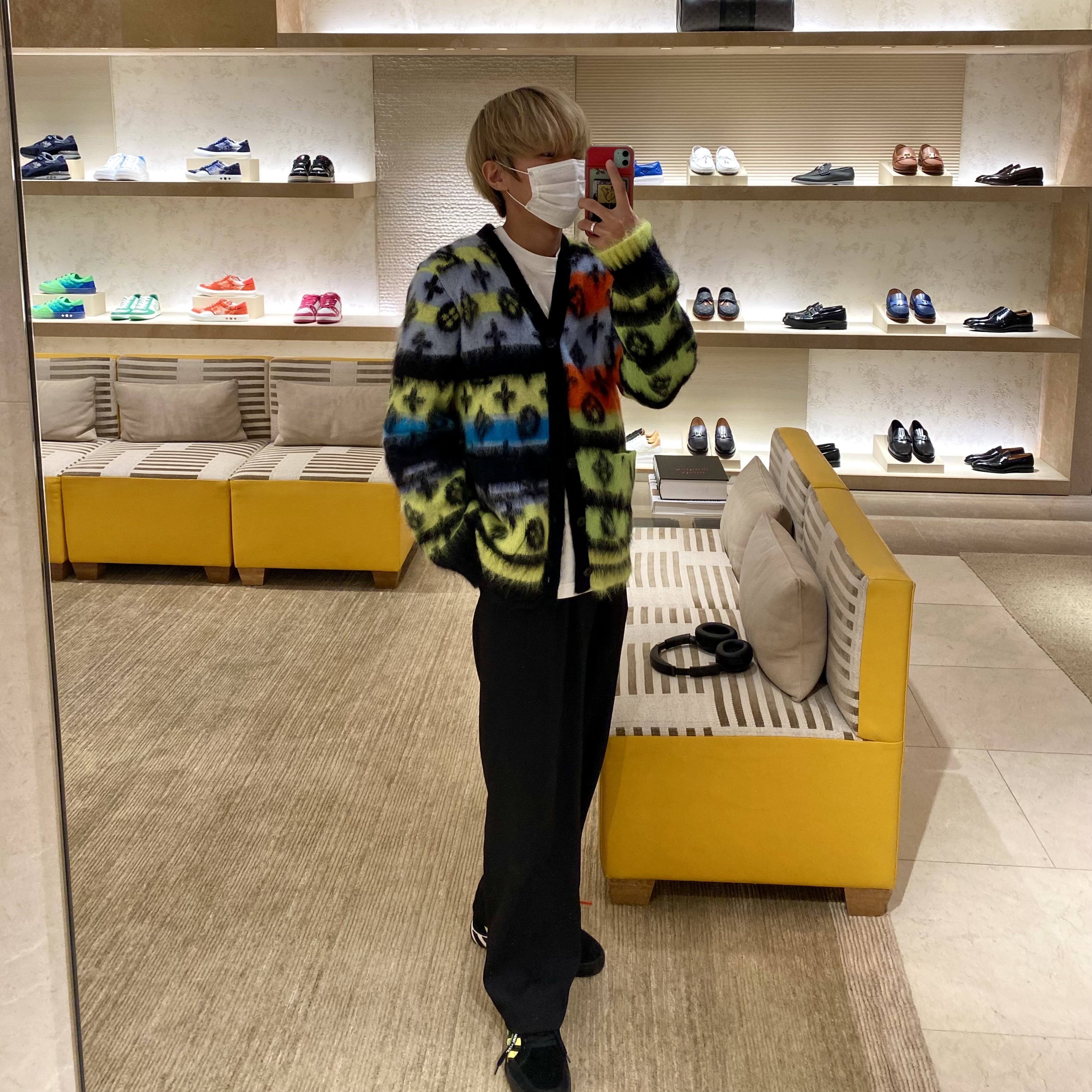 Sony WH-1000XM4 Black (Korean Ver.), Louis Vuitton Monogram Mohair Cardigan Multicolor 착용 스타일 - 1