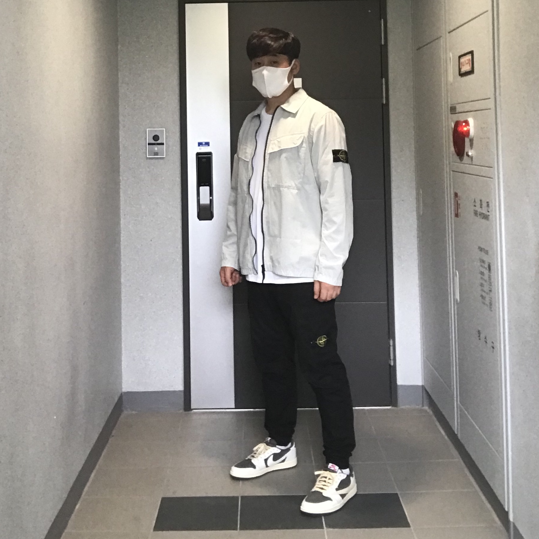 Jordan 1 x Travis Scott Retro Low OG SP Sail and Ridgerock, Stone Island 101WN Brushed Cotton Canvas T.CO+OLD Overshirt Light Grey - 22FW 착용 스타일