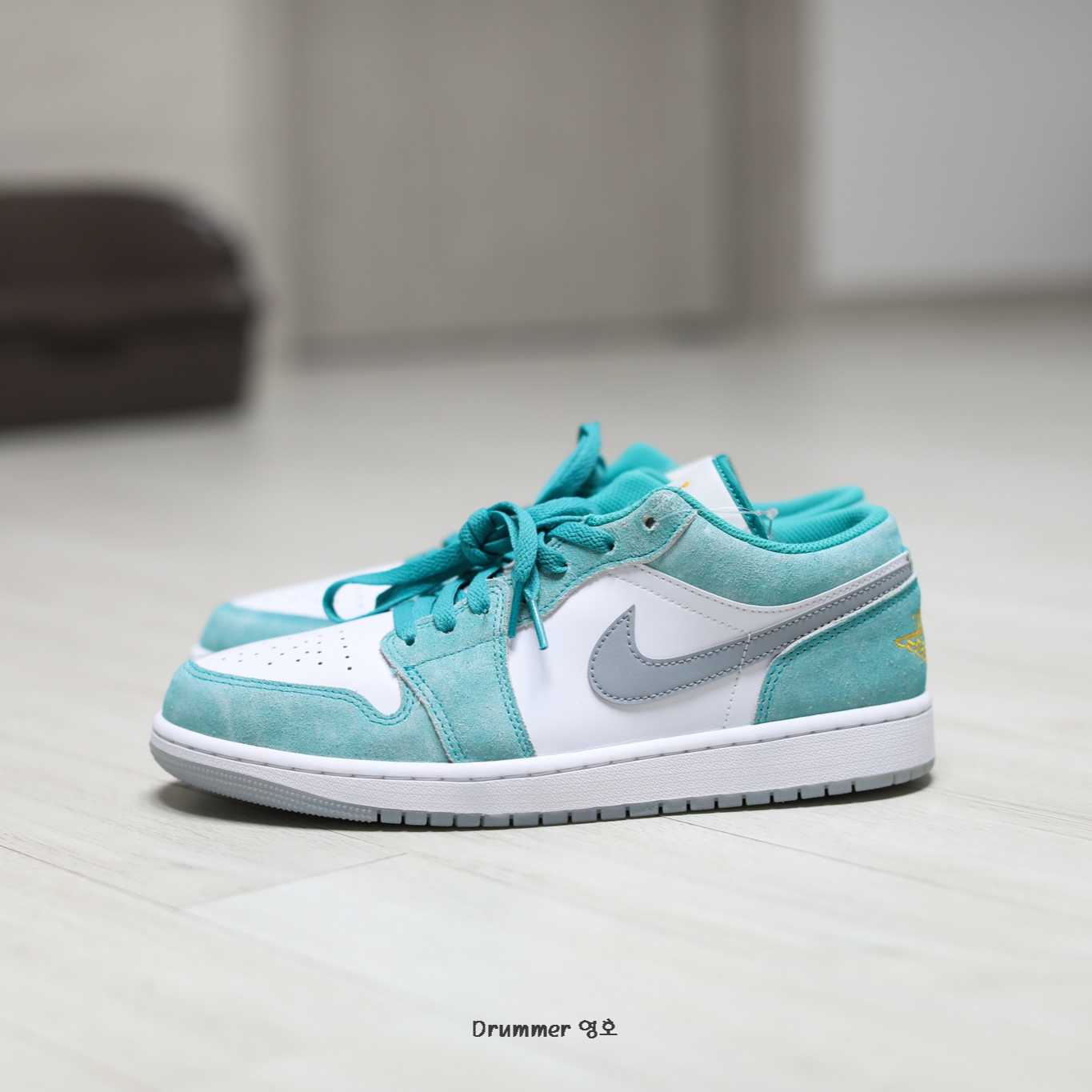 Jordan 1 Low SE New Emerald 착용 스타일 - 2