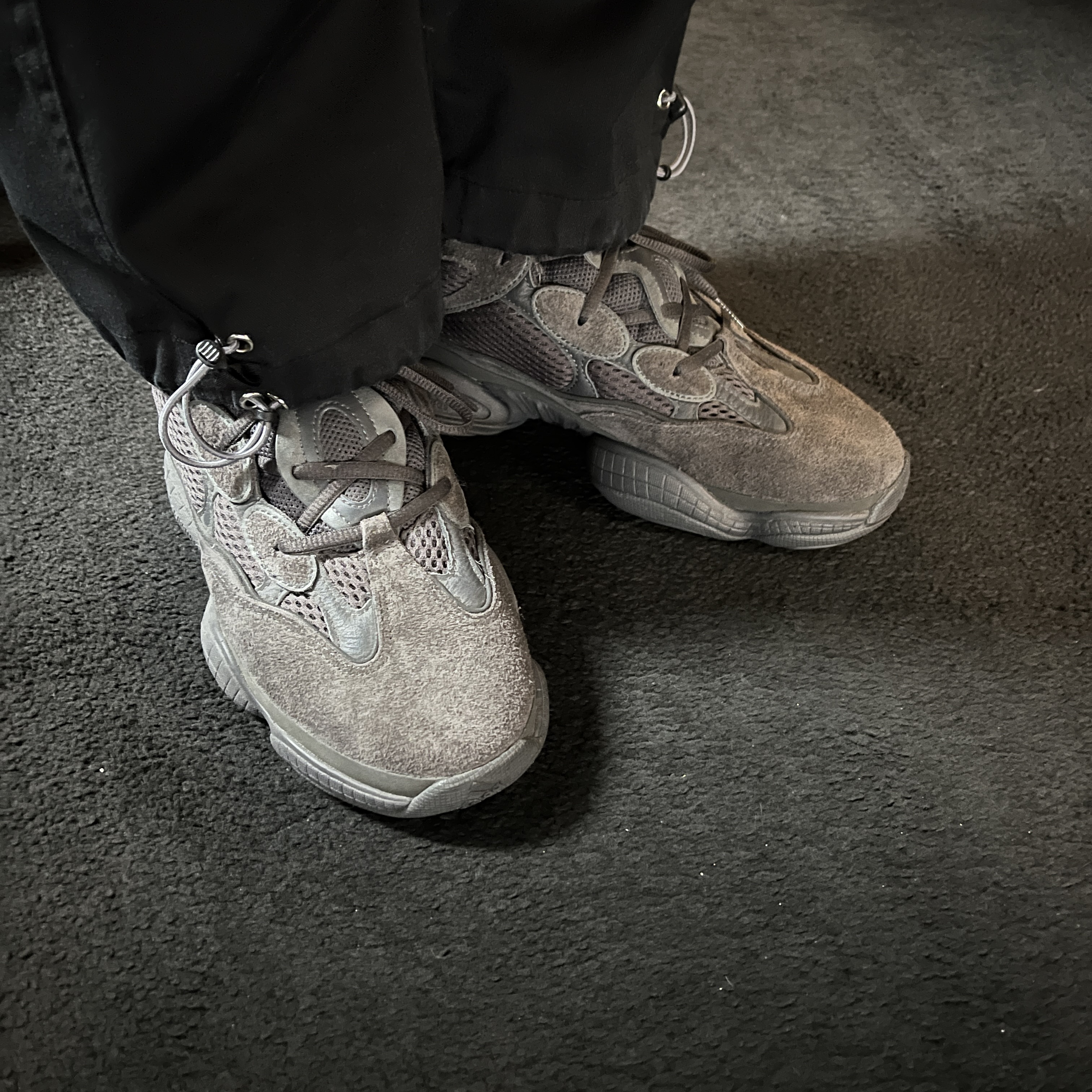 Adidas Yeezy 500 Utility Black 2018/2020 착용 스타일 - 1