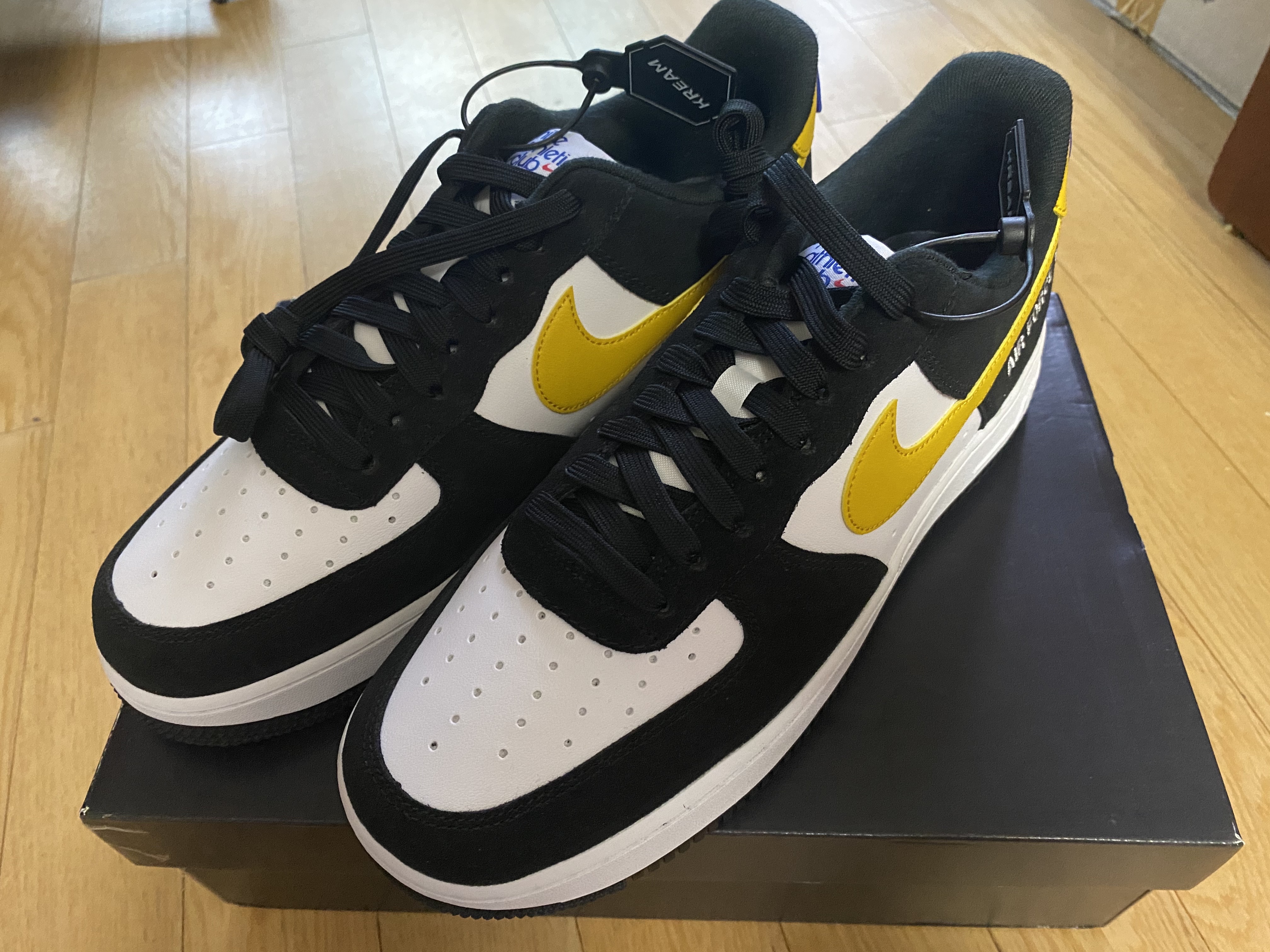 Nike Air Force 1 '07 LV8 Athletic Club Black Dark Sulfur 착용 스타일