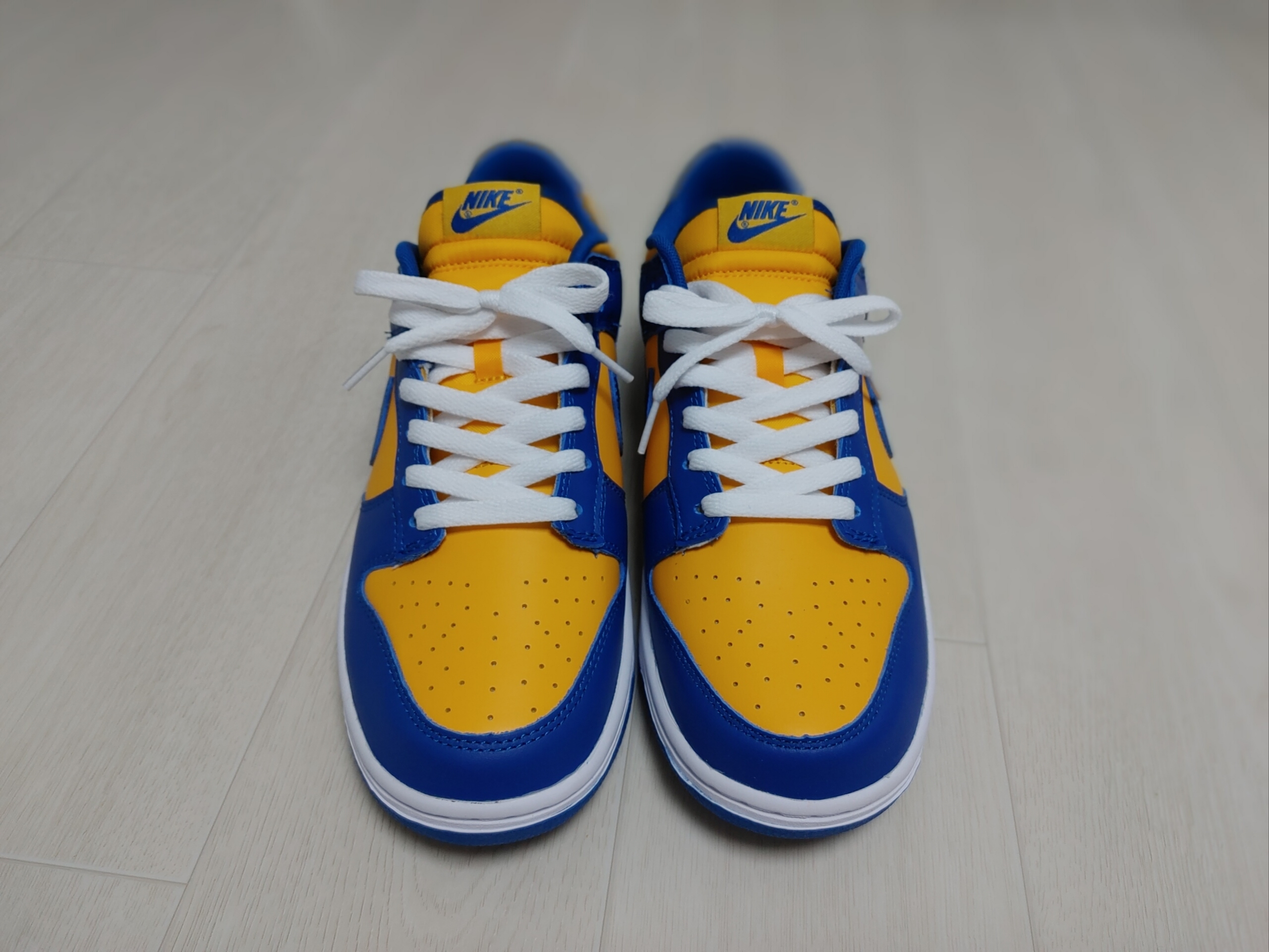 Nike Dunk Low Retro Blue Jay and University Gold 착용 스타일 - 1