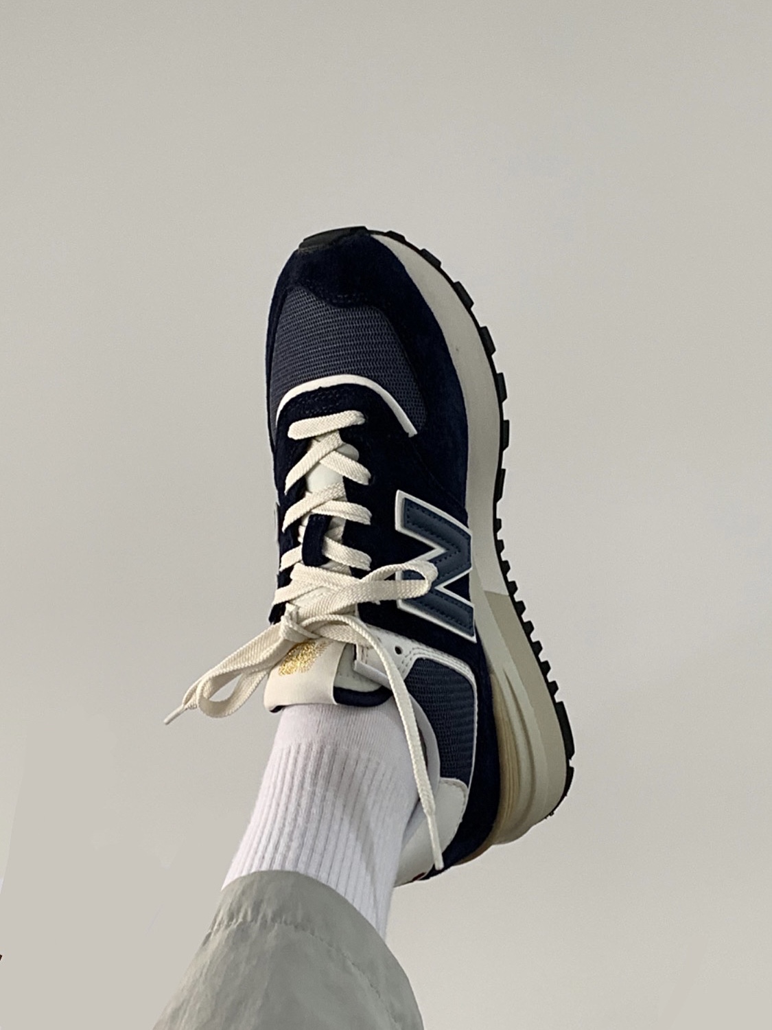 New Balance 574 Legacy Navy 착용 스타일 - 1
