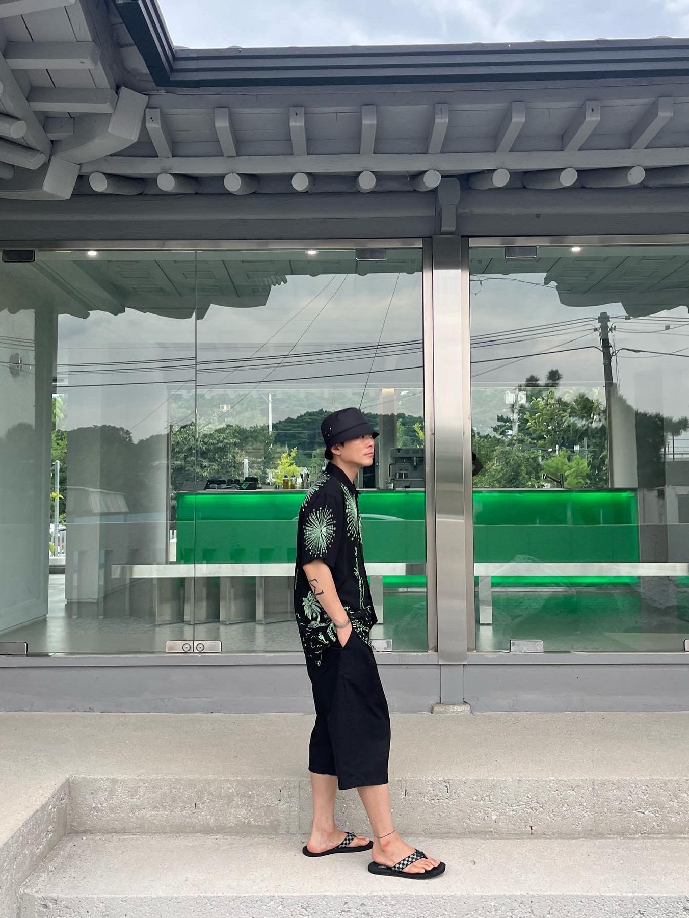 Prada Re-Nylon Bucket Hat Black 착용 스타일 - 3