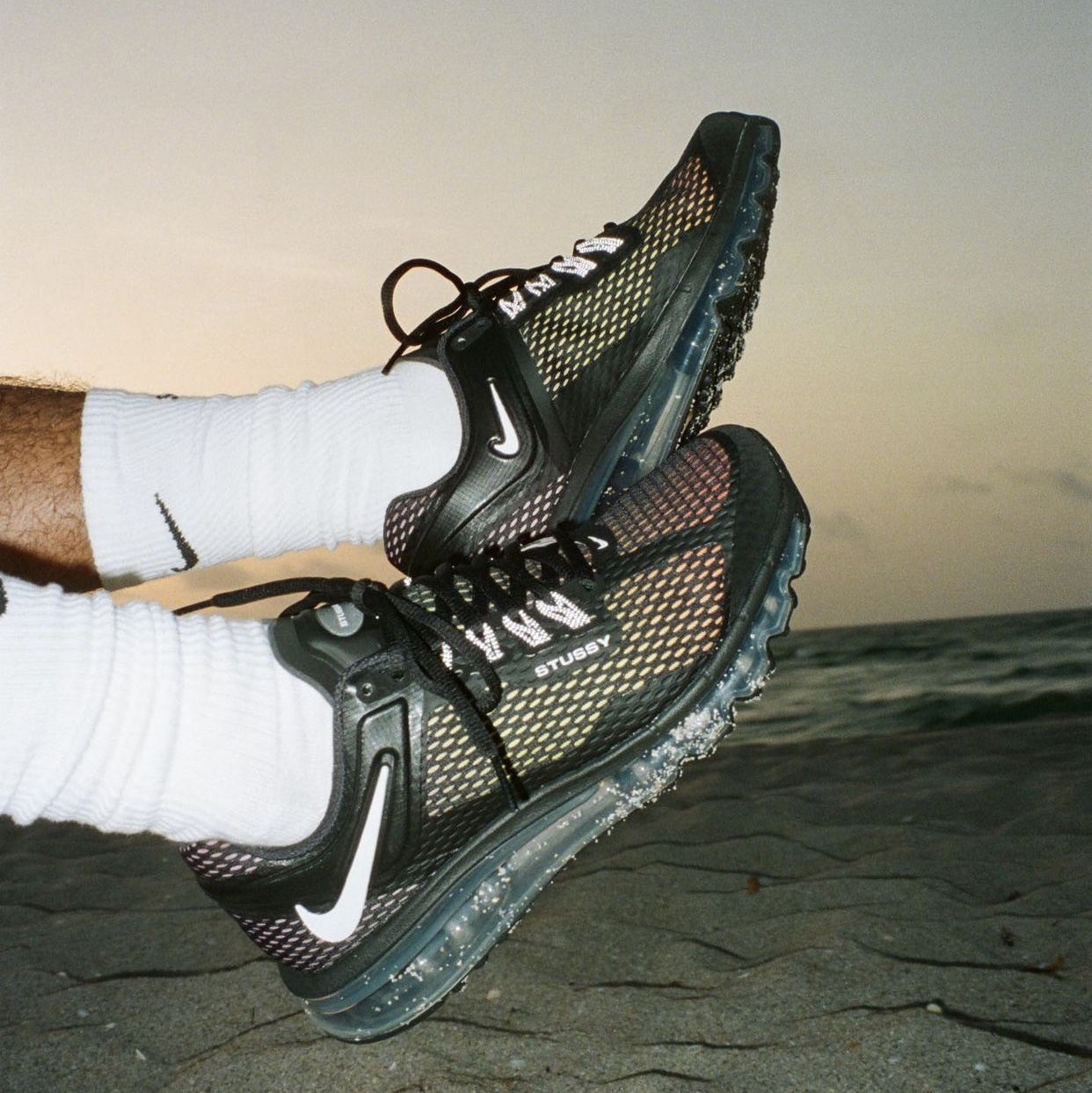 Nike x Stussy Air Max 2013 Black, Nike x Stussy Air Max 2013 Fossil 착용 스타일 - 1
