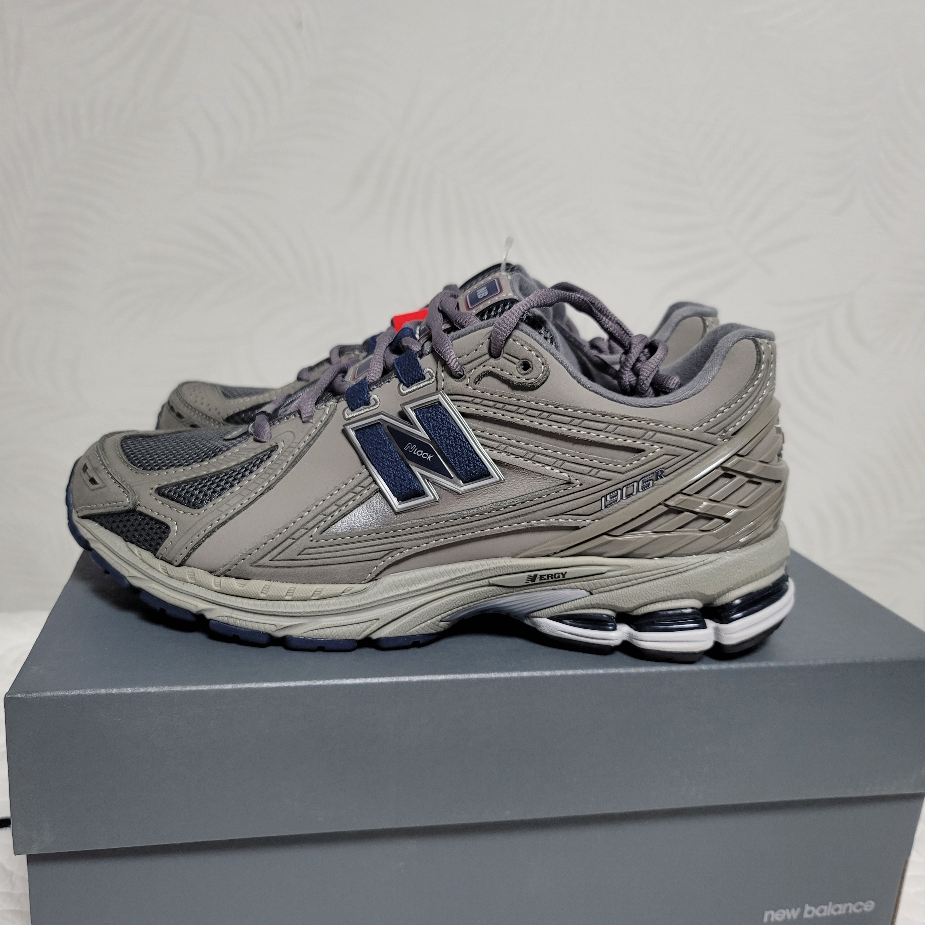 New Balance 1906R Charcoal Grey 착용 스타일 - 2