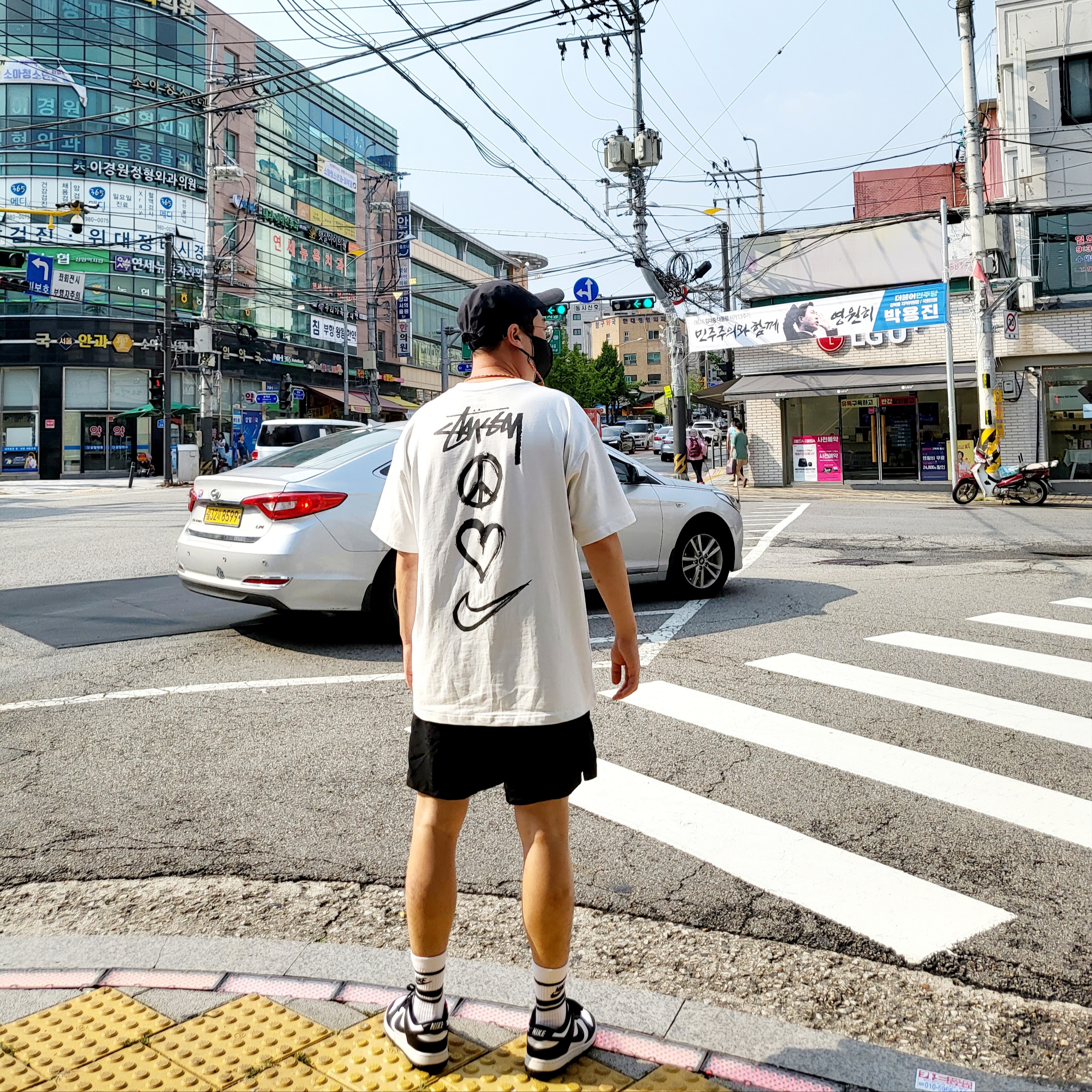 Nike x Undercover NRG AW84 TC Adjustable Cap Black, Nike x Stussy NRG RA T-Shirt Summit White (DM4942-121) 착용 스타일 - 1