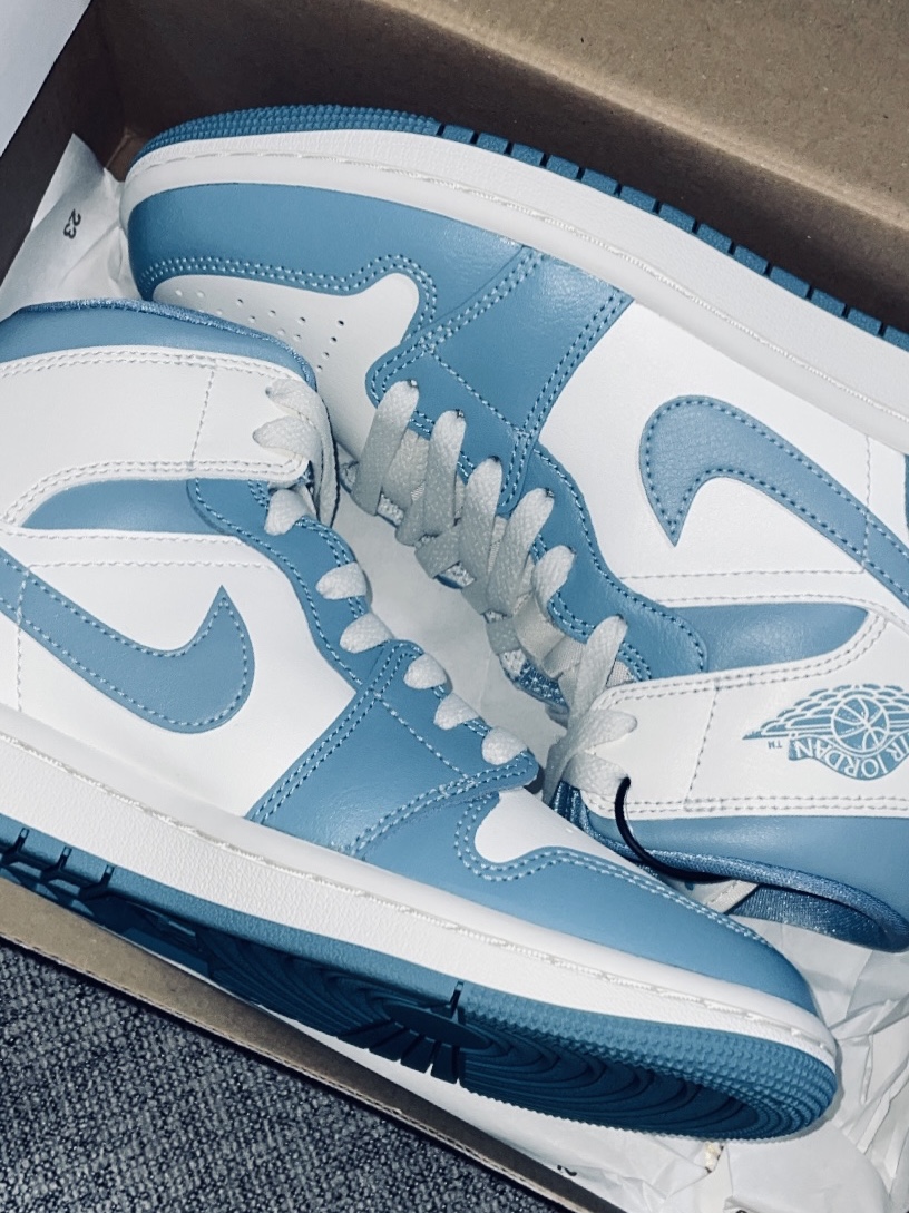 (W) Jordan 1 Mid Sail and Worn Blue 착용 스타일