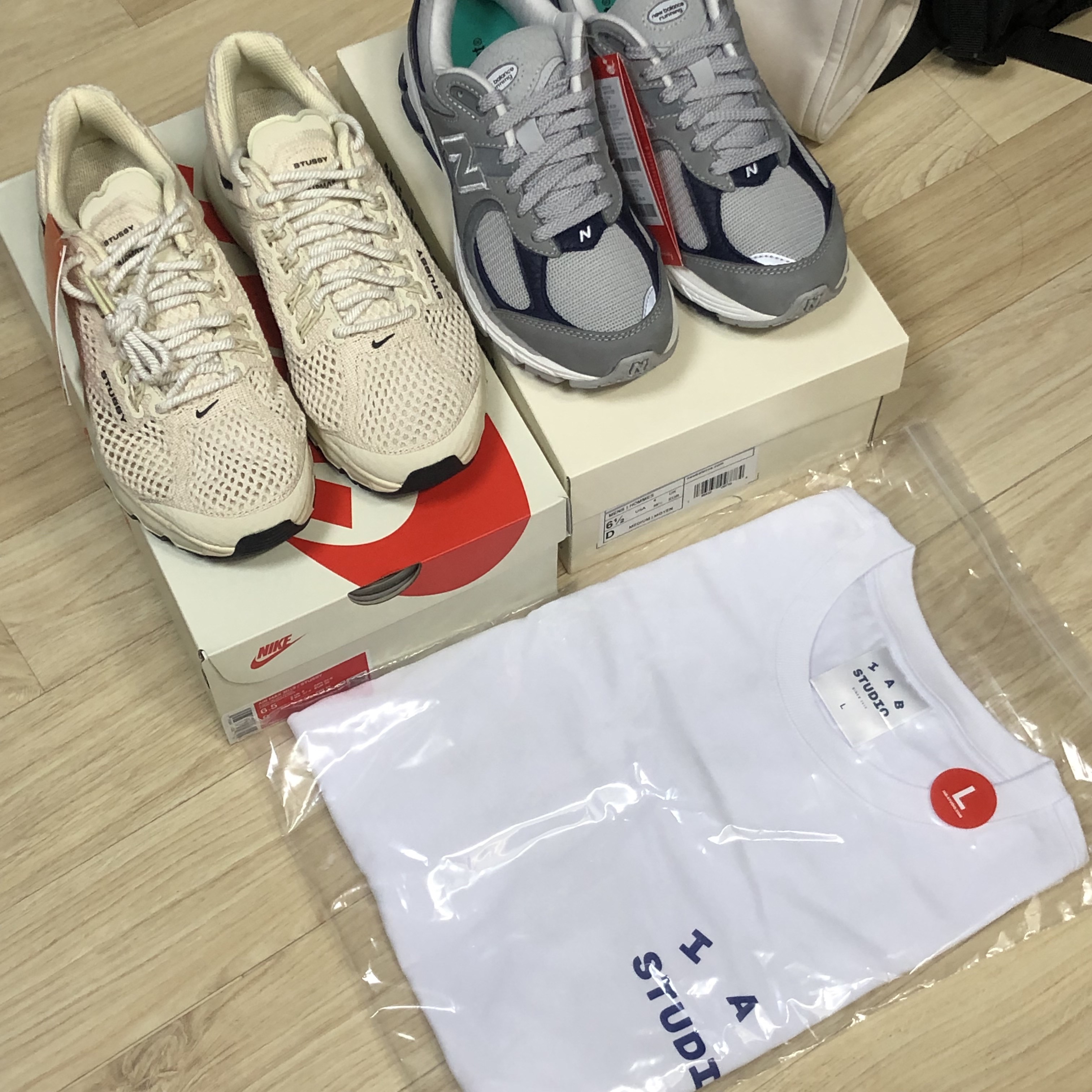 New Balance x Thisisneverthat 2002R 2022 Downtown Run, Nike x Stussy Air Max 2013 Fossil 착용 스타일