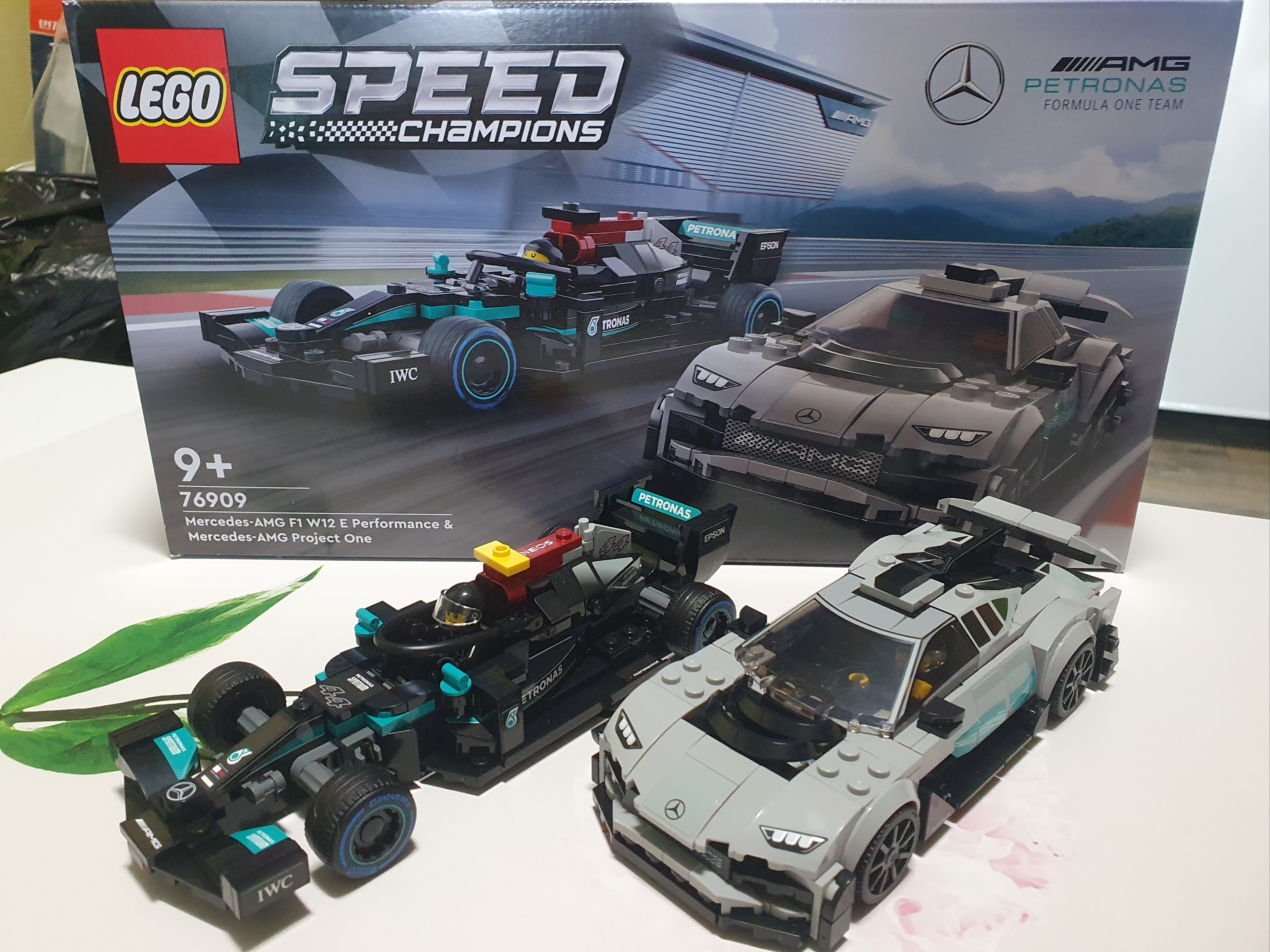 Lego Mercedes-AMG F1 W12 E Performance & Mercedes-AMG Project One 착용 스타일