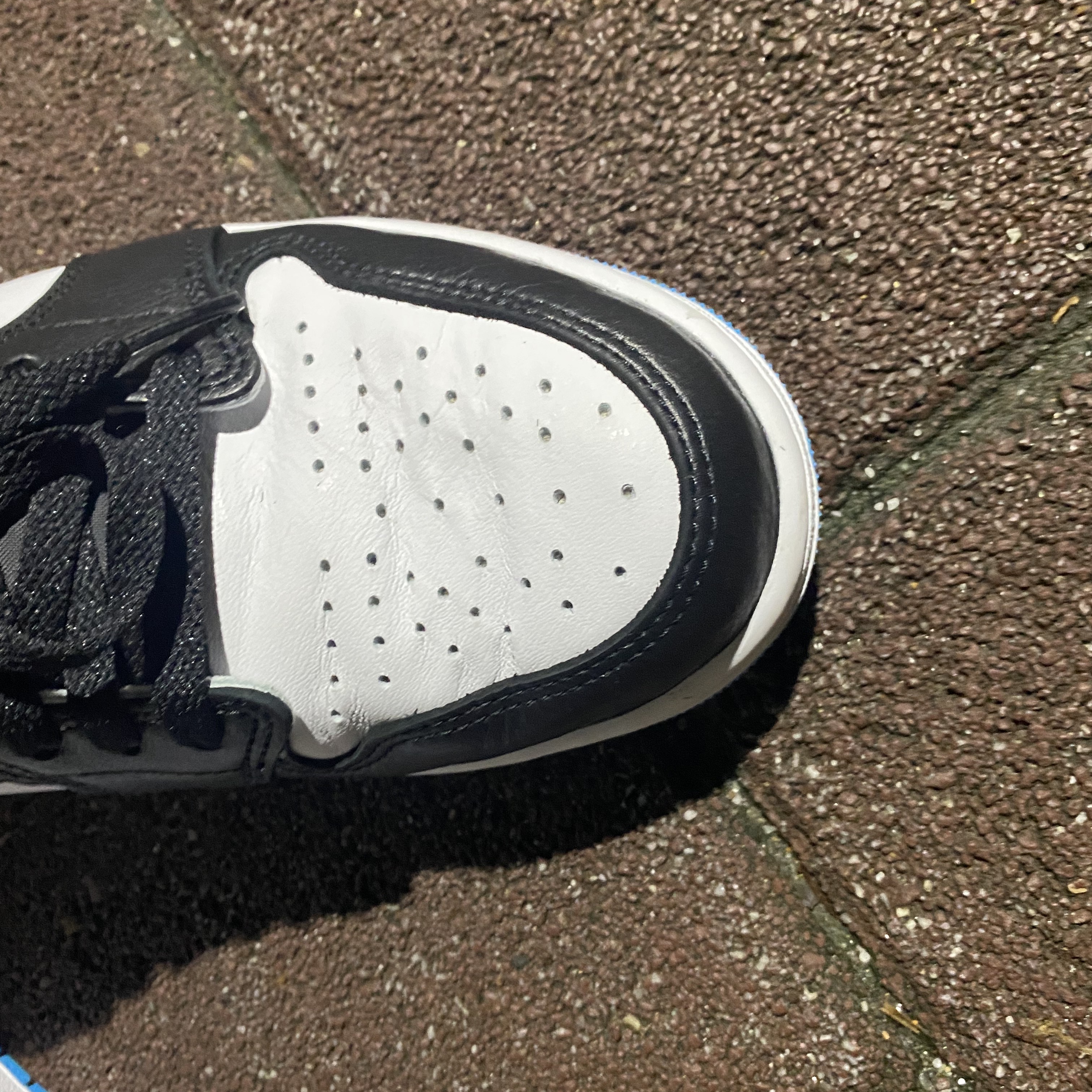 Jordan 1 Retro Low OG Black and Dark Powder Blue 착용 스타일 - 2