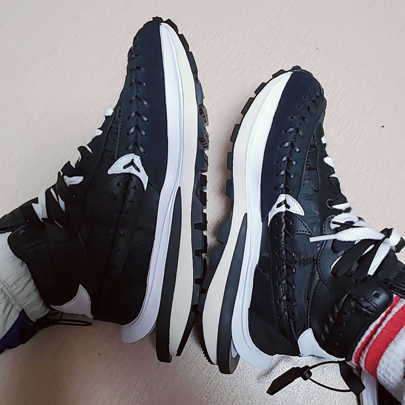 Nike x Sacai x Jean Paul Gaultier VaporWaffle Black White, (W) Jordan 1 Retro High OG Atmosphere 착용 스타일 - 5