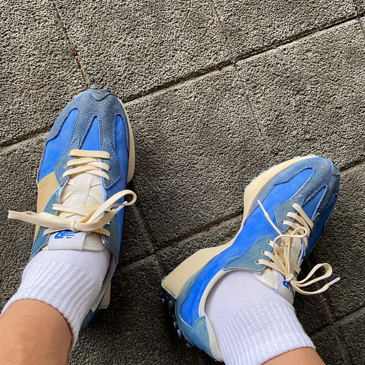 New Balance 327 Blue 착용 스타일 - 1