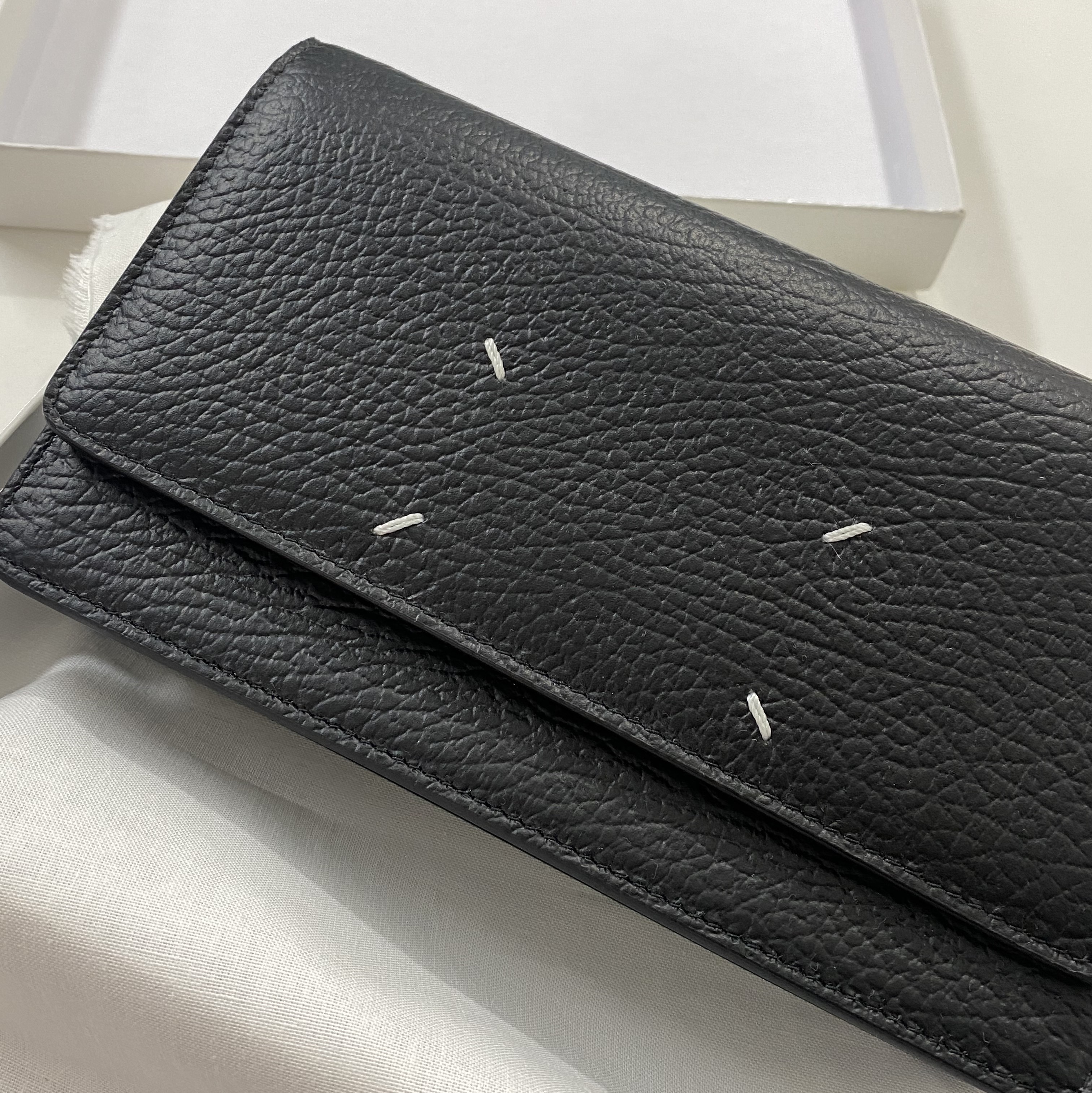 Maison Margiela Large Bovine Leather Stitch Chain Wallet Black 착용 스타일