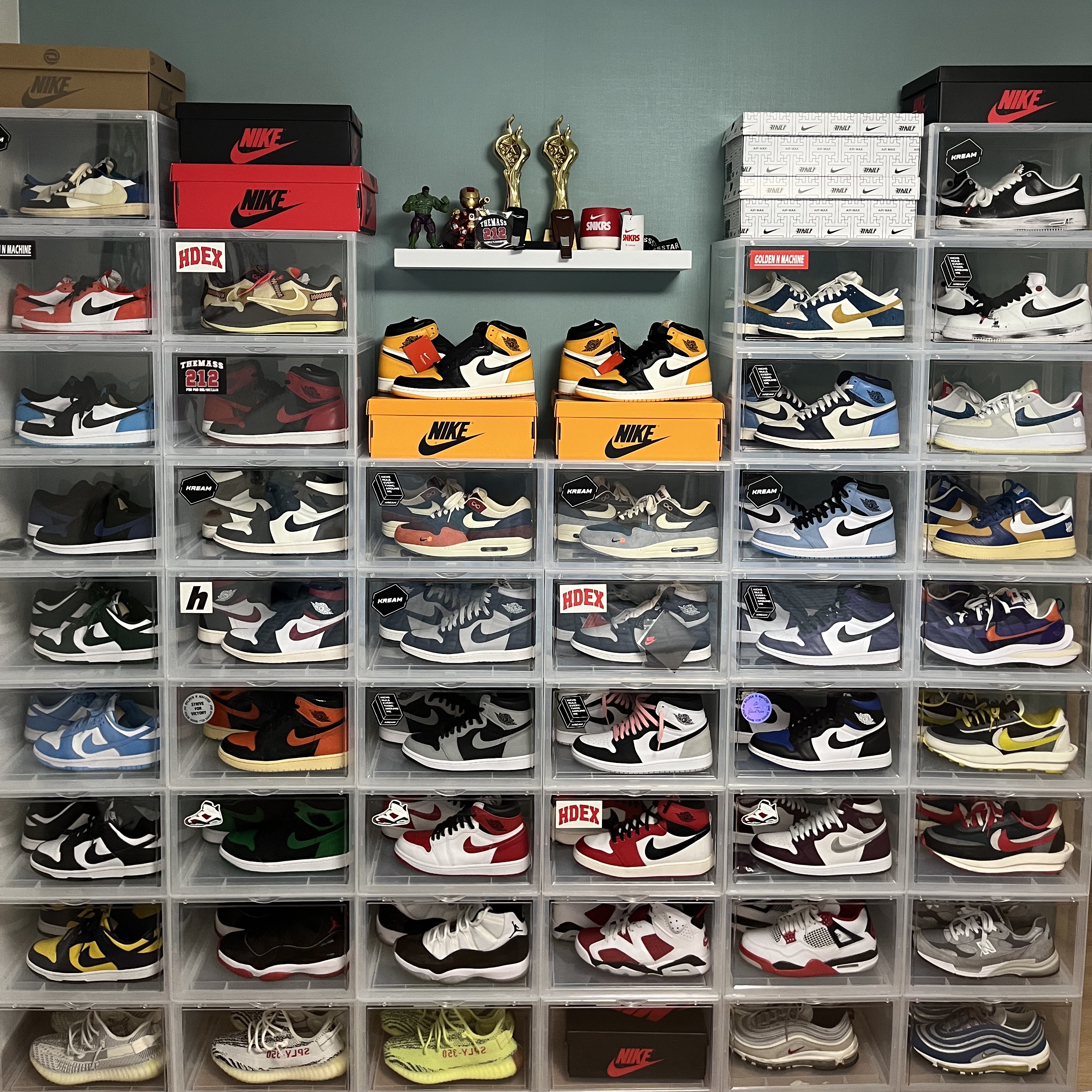 Jordan 1 Retro High OG Taxi, Jordan 1 x Travis Scott x Fragment Retro Low OG SP Military Blue 착용 스타일