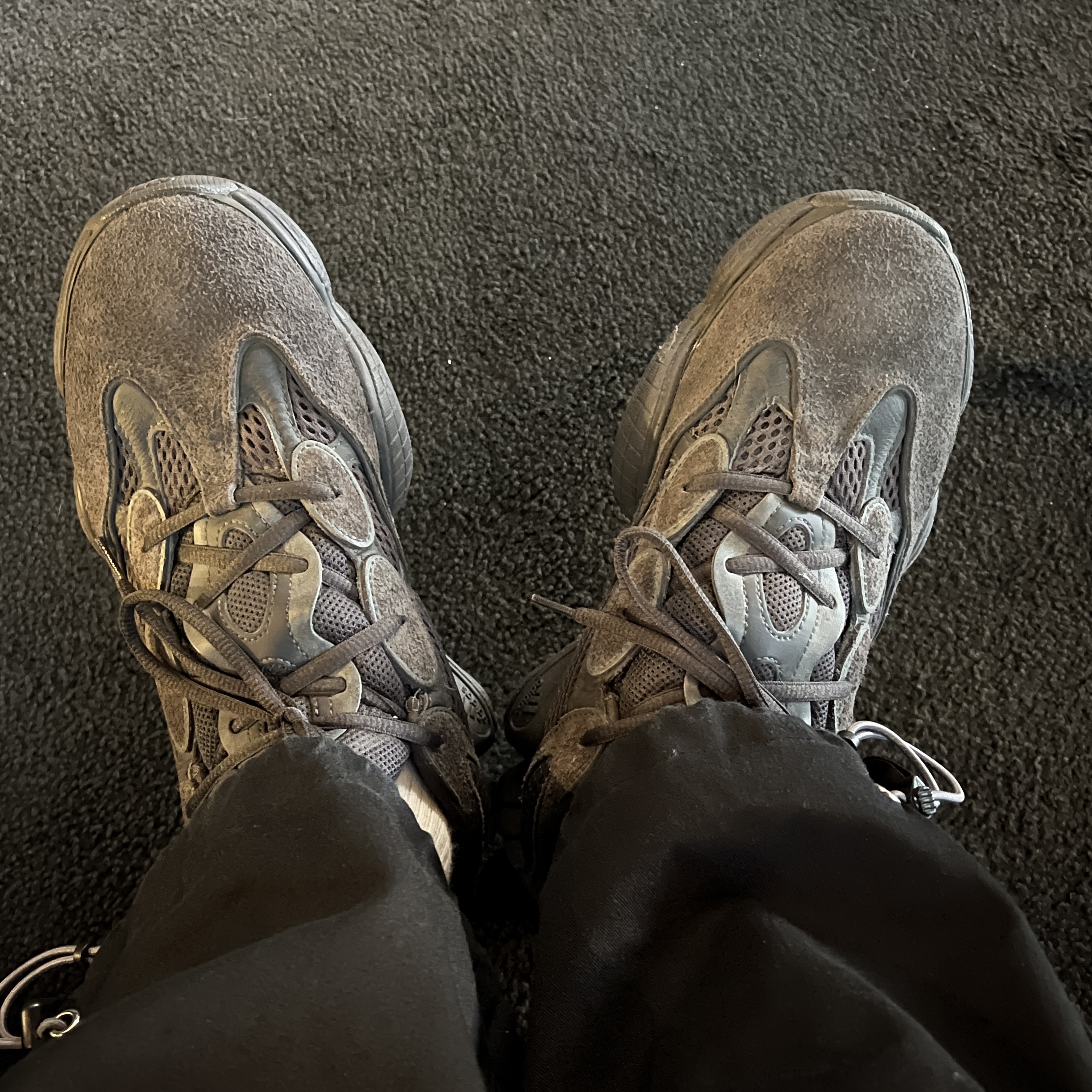 Adidas Yeezy 500 Utility Black 2018/2020 착용 스타일 - 2