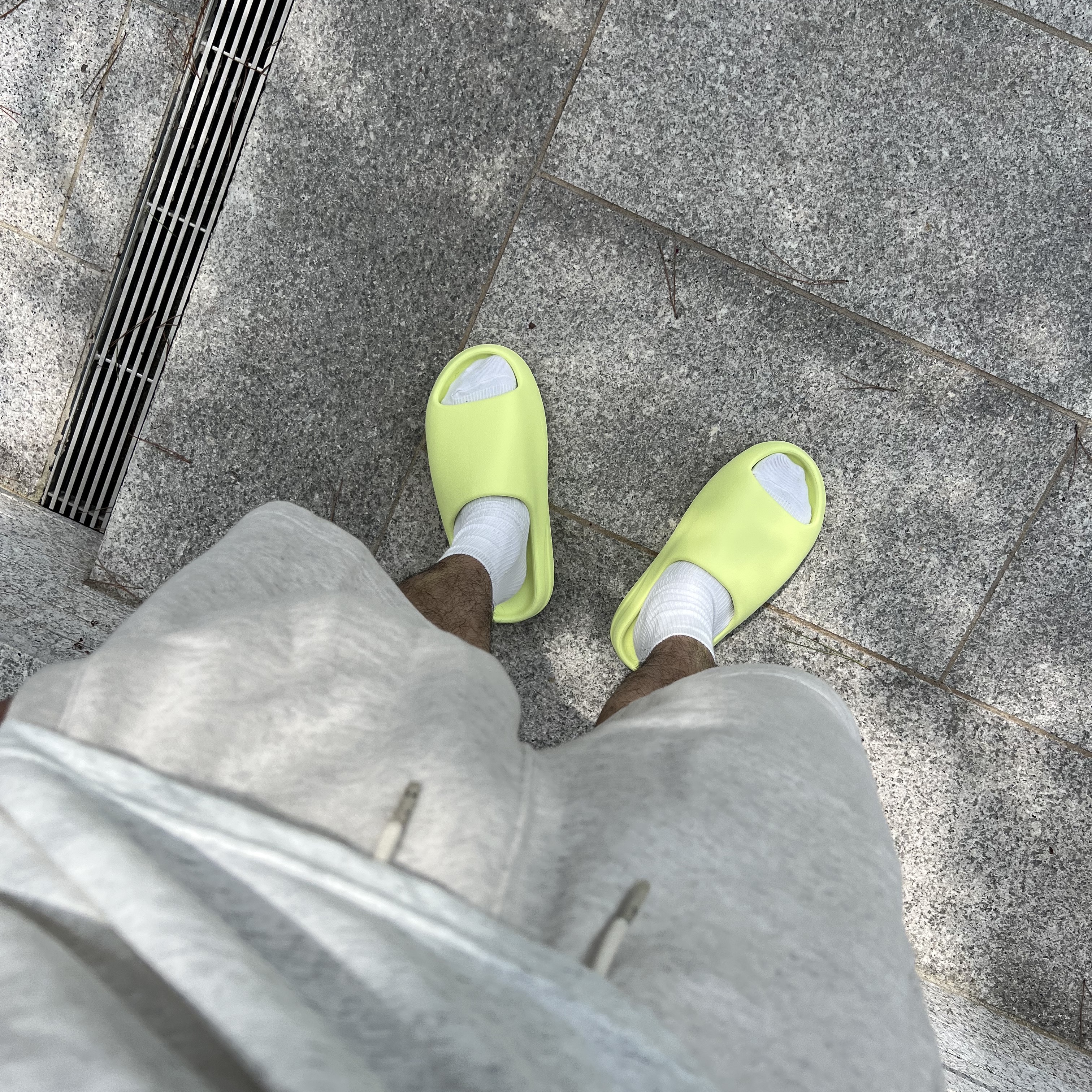 Adidas Yeezy Slide Glow Green 2022/2023 착용 스타일 - 4