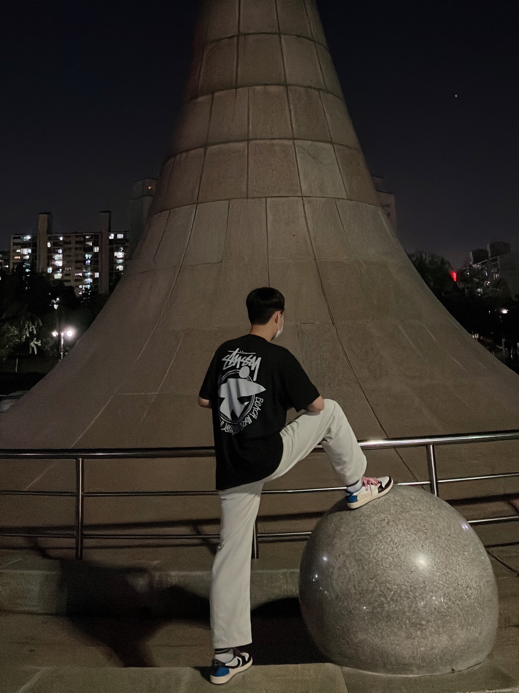 Jordan 1 x Travis Scott x Fragment Retro Low OG SP Military Blue, Stussy Beach Roots T-Shirt Black 착용 스타일