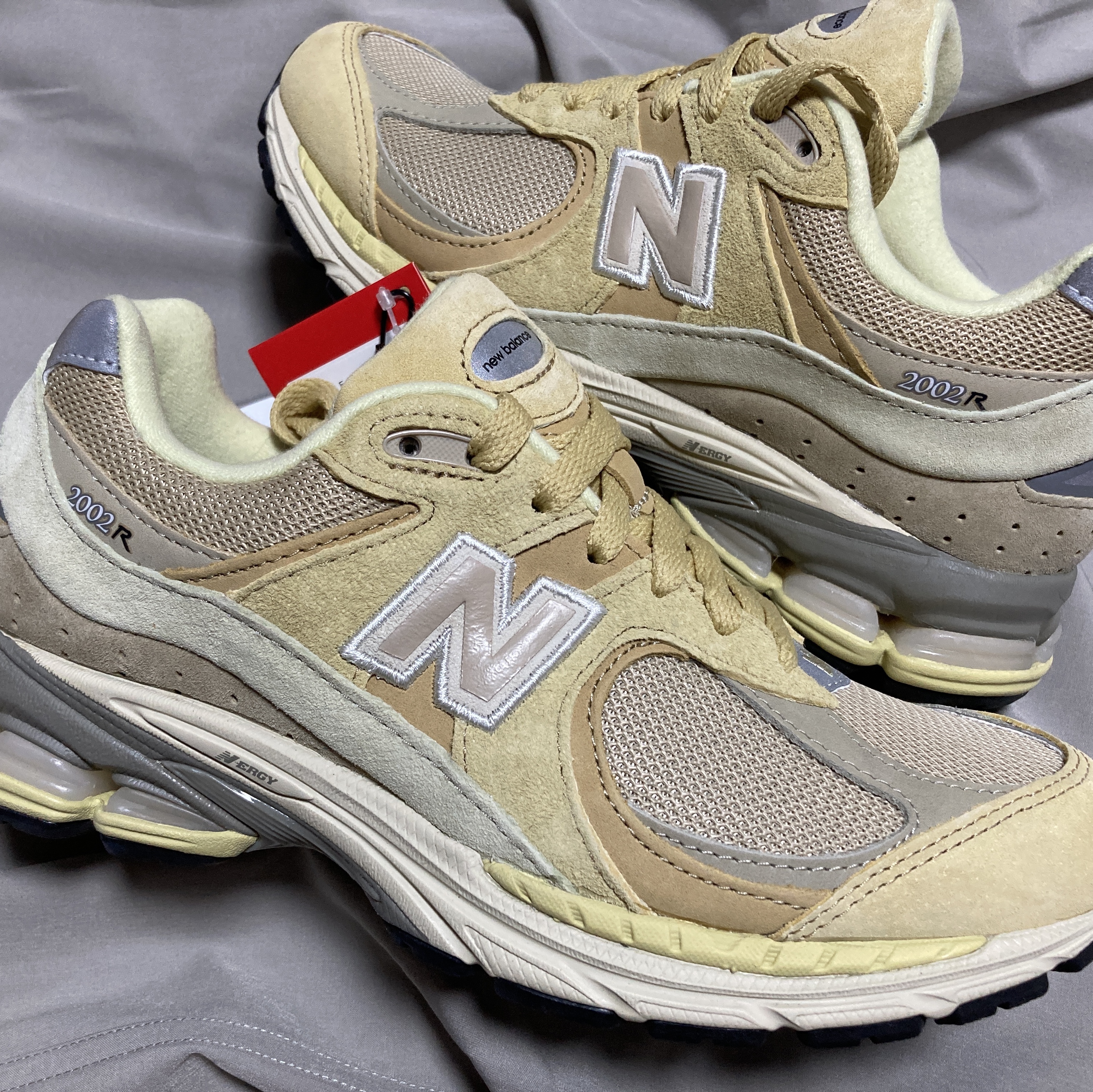 New Balance x Auralee 2002R Yellow Beige 착용 스타일