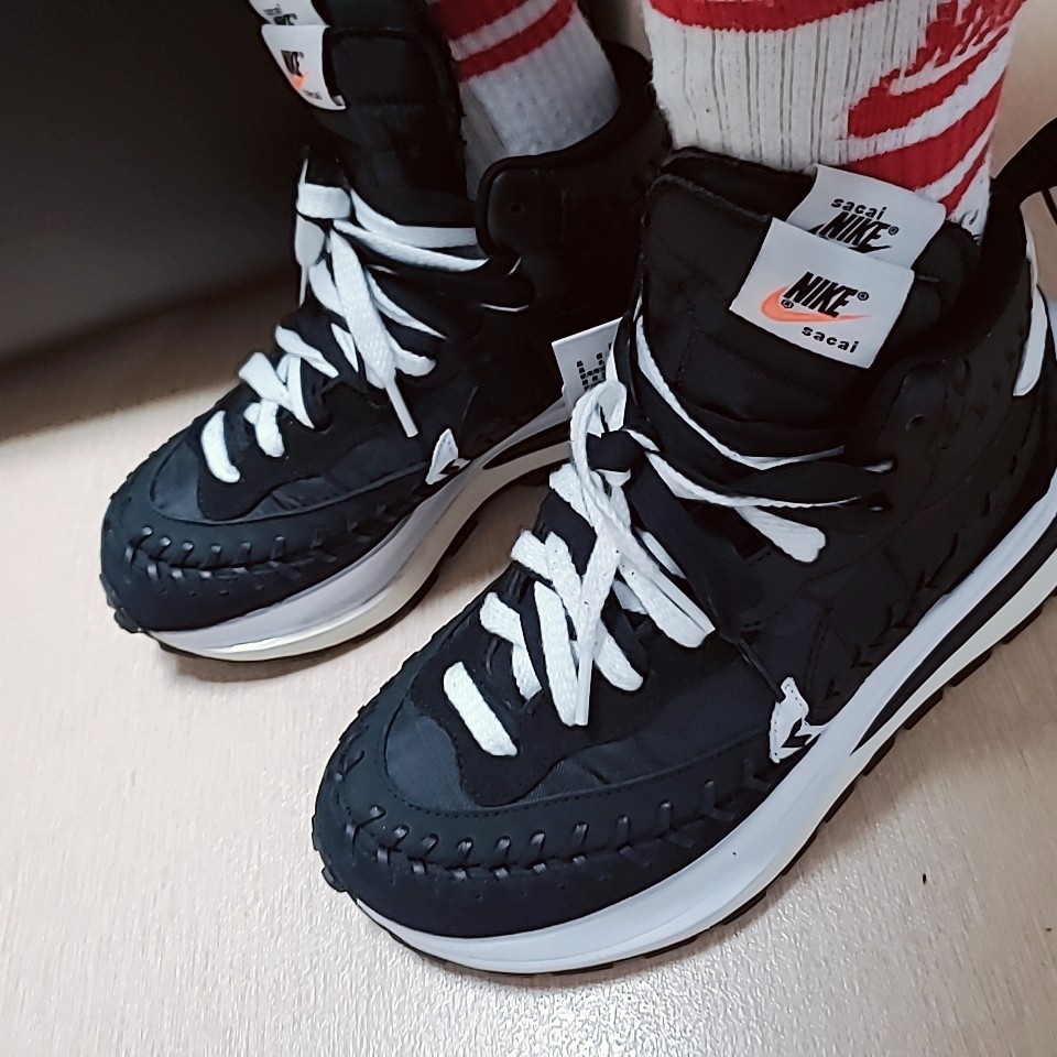 Nike x Sacai x Jean Paul Gaultier VaporWaffle Black White, (W) Jordan 1 Retro High OG Atmosphere 착용 스타일 - 2