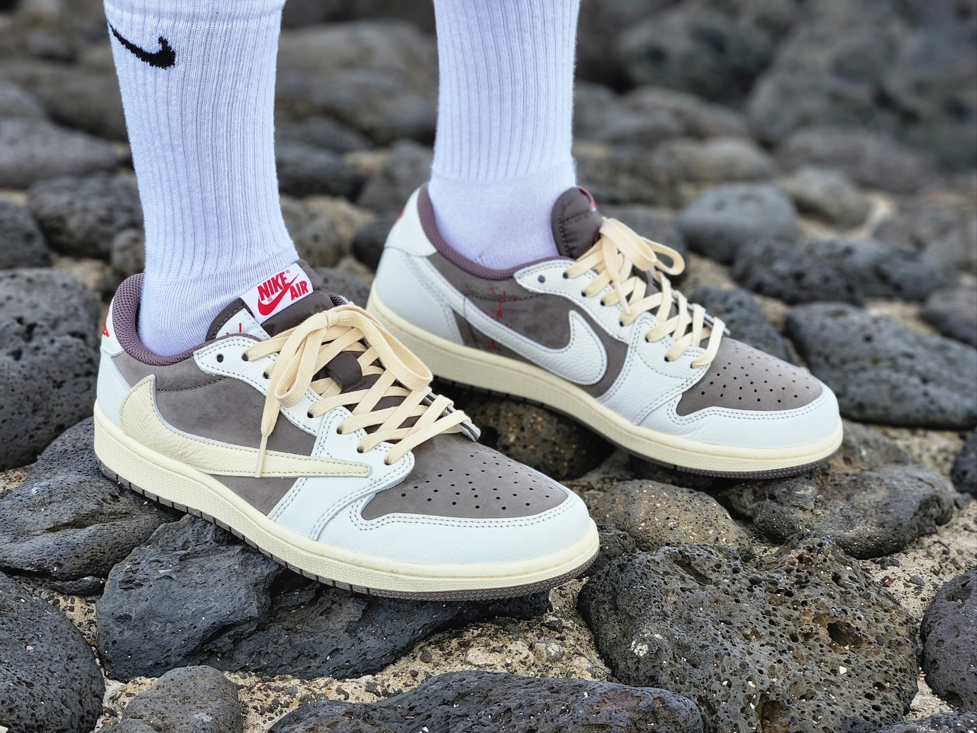 Jordan 1 x Travis Scott Retro Low OG SP Sail and Ridgerock 착용 스타일
