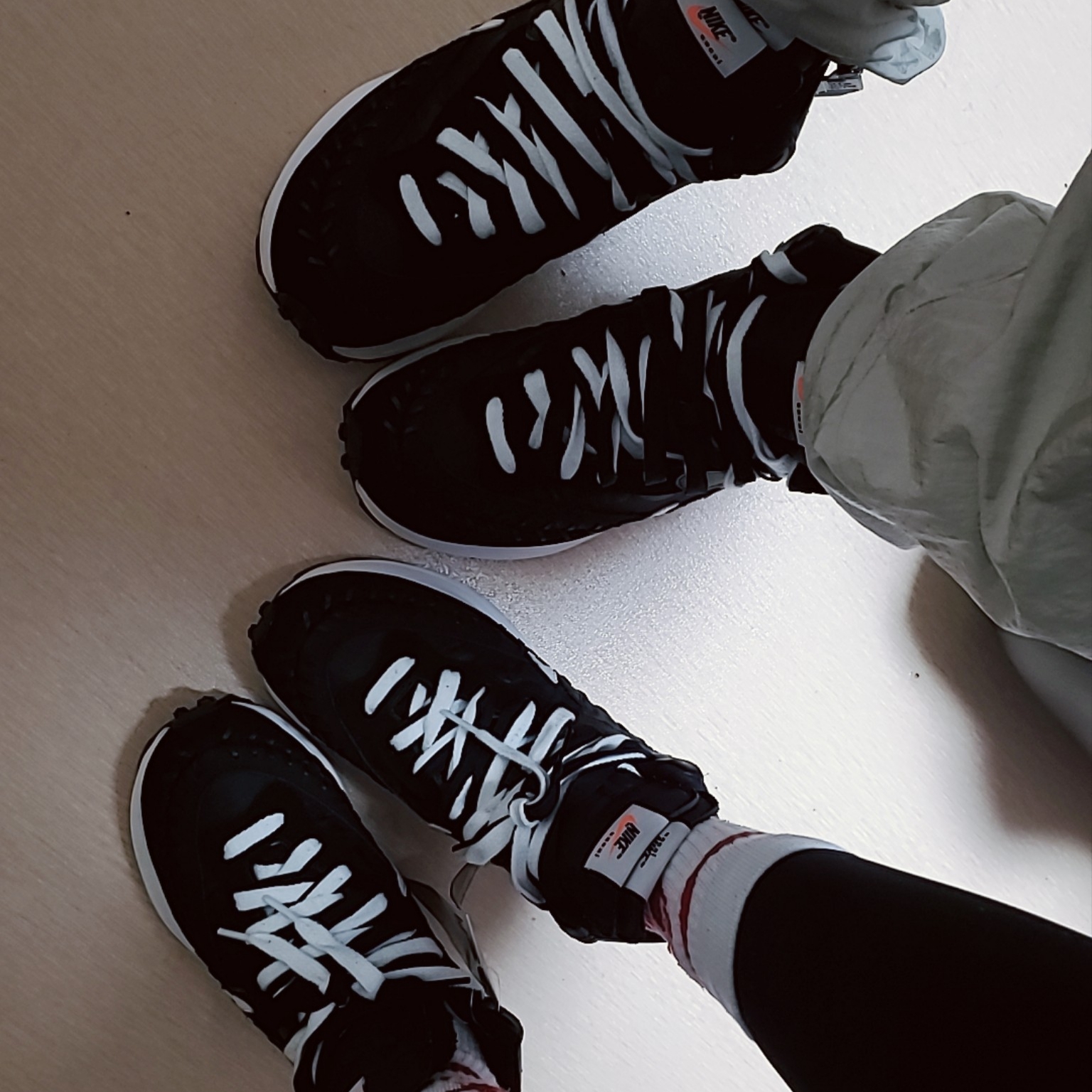 Nike x Sacai x Jean Paul Gaultier VaporWaffle Black White, (W) Jordan 1 Retro High OG Atmosphere 착용 스타일 - 4