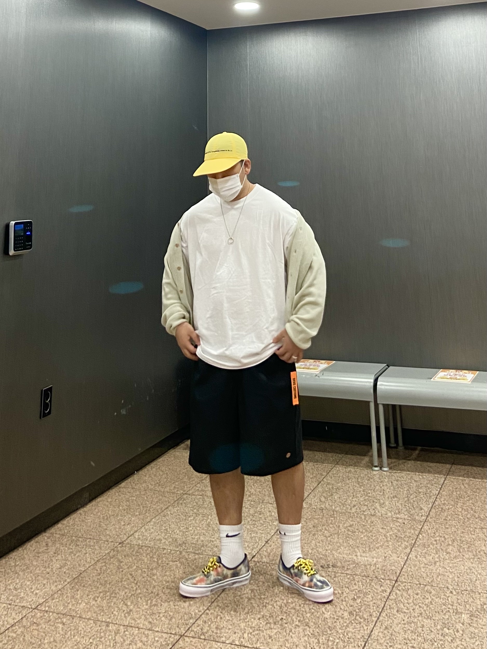 Vans Vault x Aries OG Authentic LX Tie Dye, Dickies Loose Fit 13 Inch Flat Front Work Shorts Black 착용 스타일 - 1
