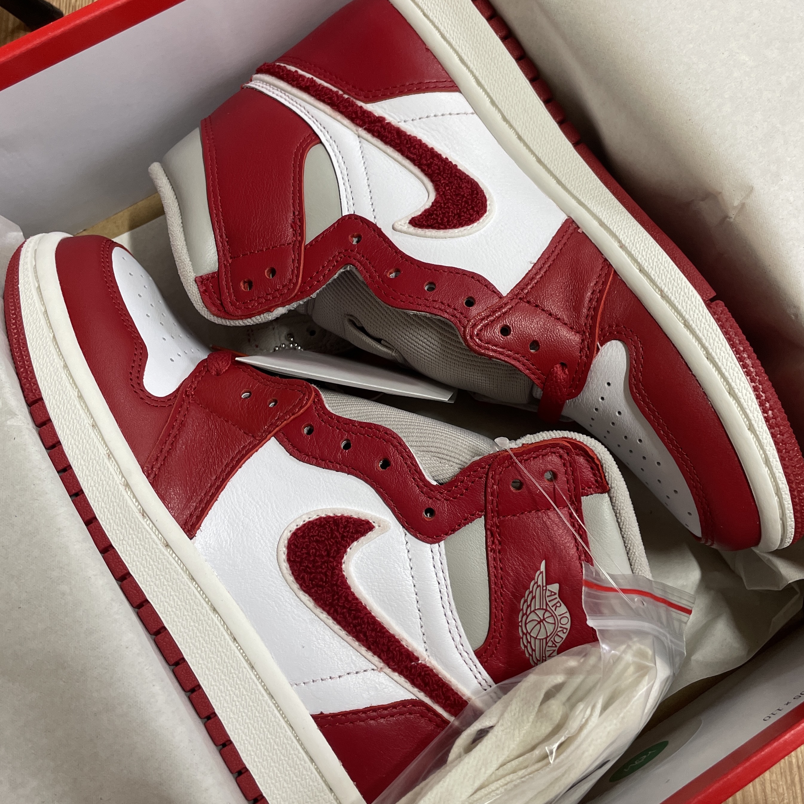 (W) Jordan 1 Retro High OG Varsity Red 착용 스타일