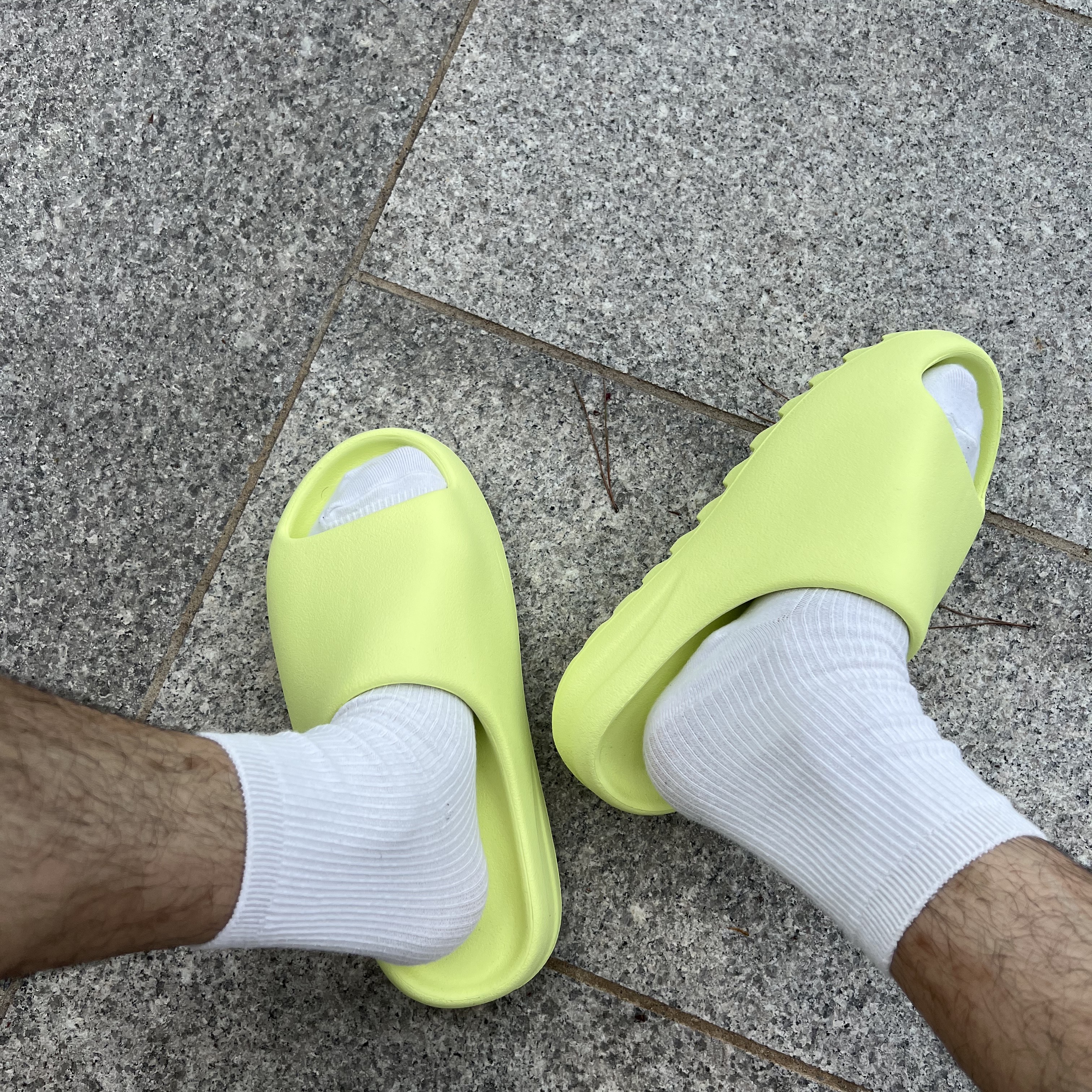 Adidas Yeezy Slide Glow Green 2022/2023 착용 스타일 - 2
