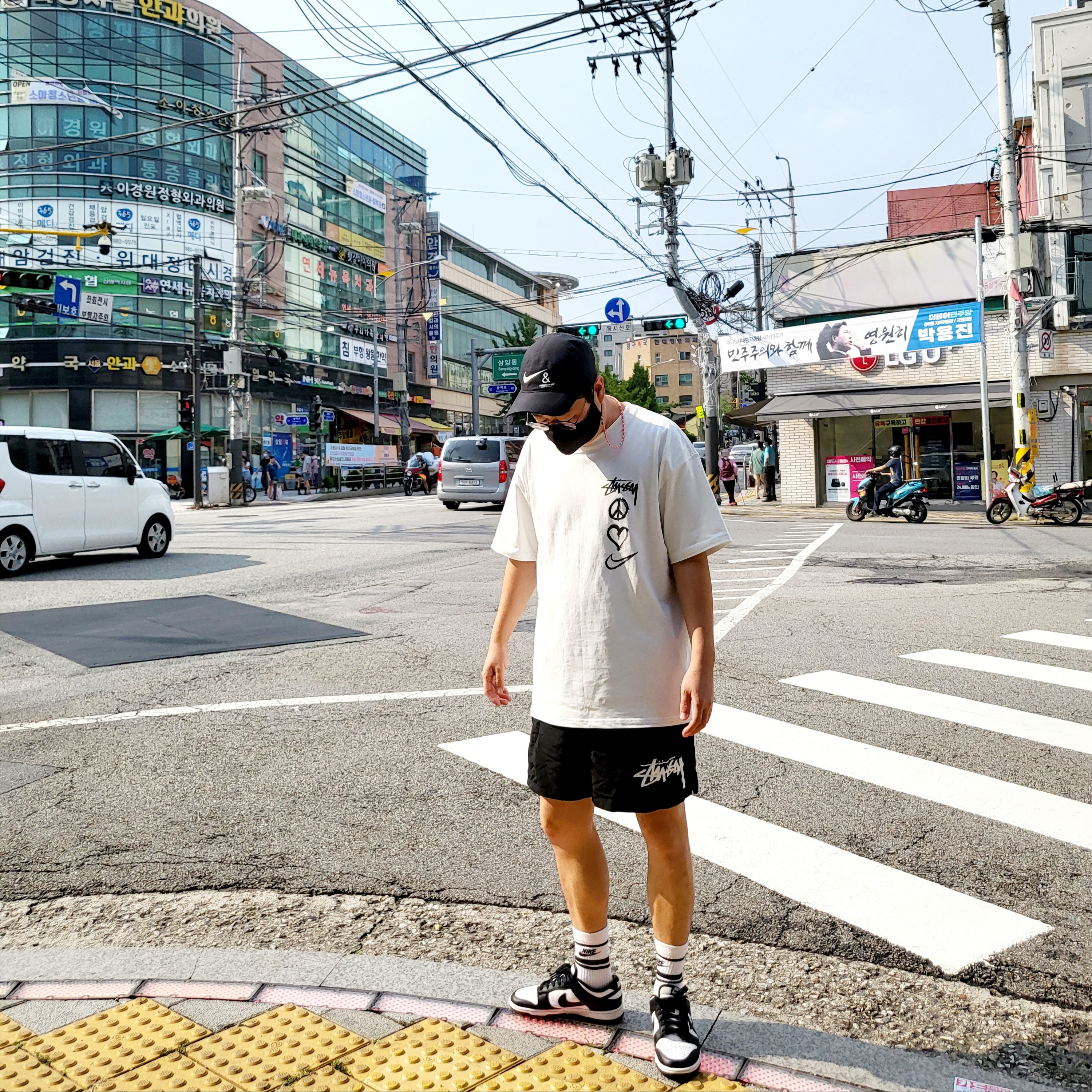 Nike x Undercover NRG AW84 TC Adjustable Cap Black, Nike x Stussy NRG RA T-Shirt Summit White (DM4942-121) 착용 스타일 - 2