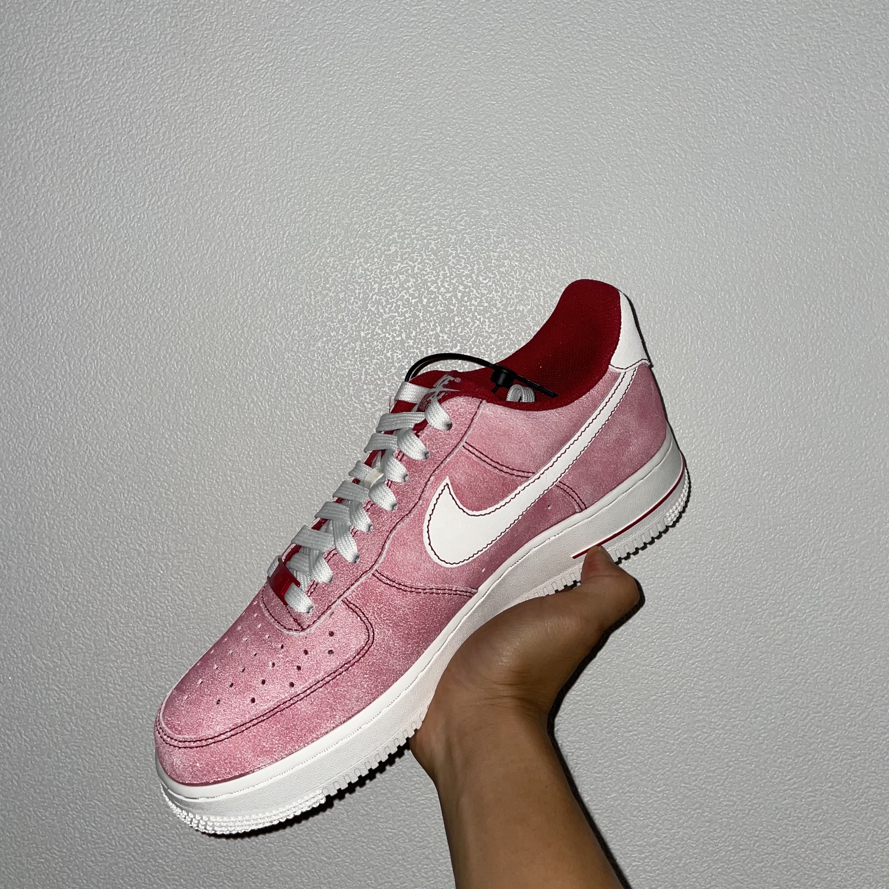 Nike Air Force 1 '07 LV8 Dusty Red 착용 스타일
