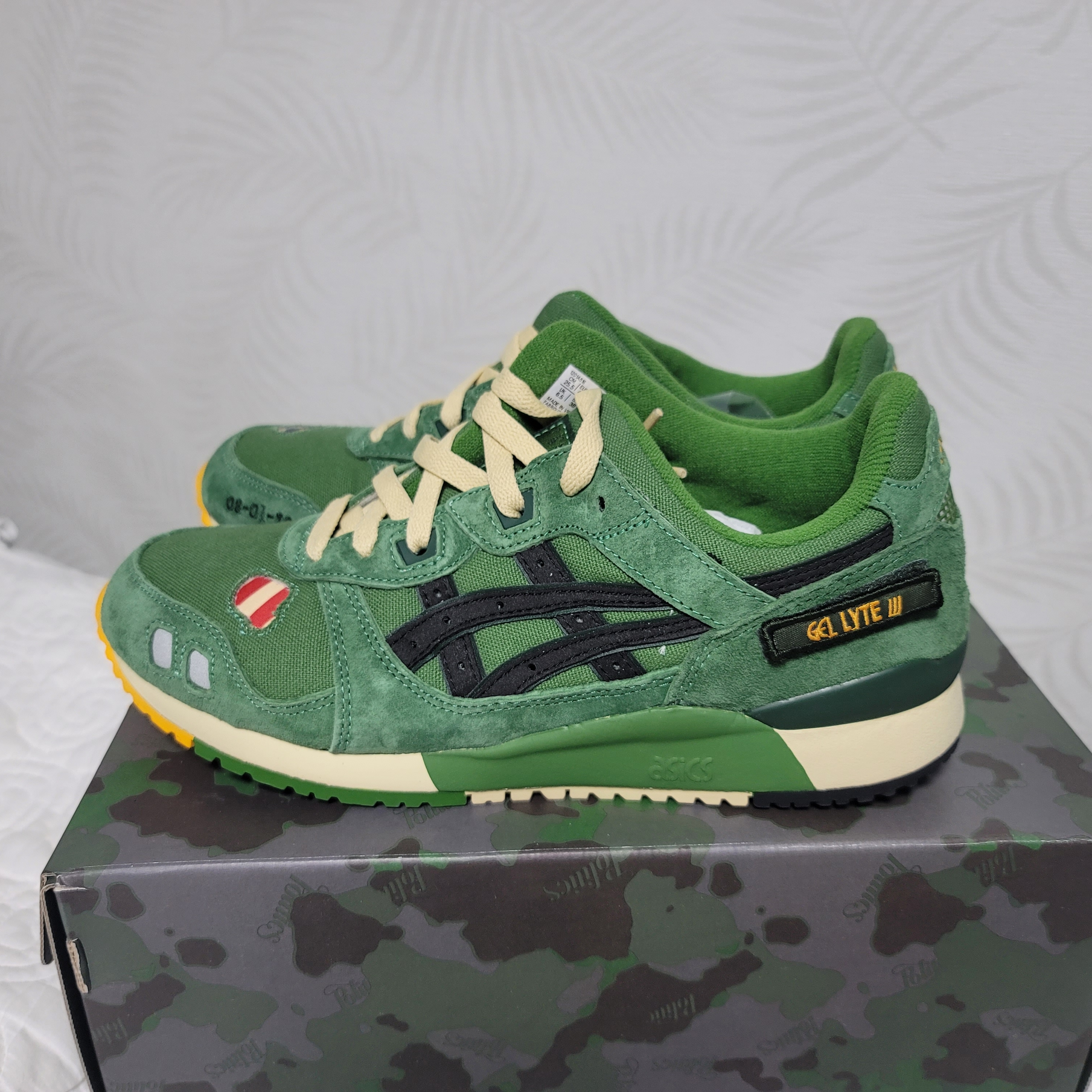Asics x Sneakers Politics Gel-Lyte III OG Courtyard Black 착용 스타일 - 2