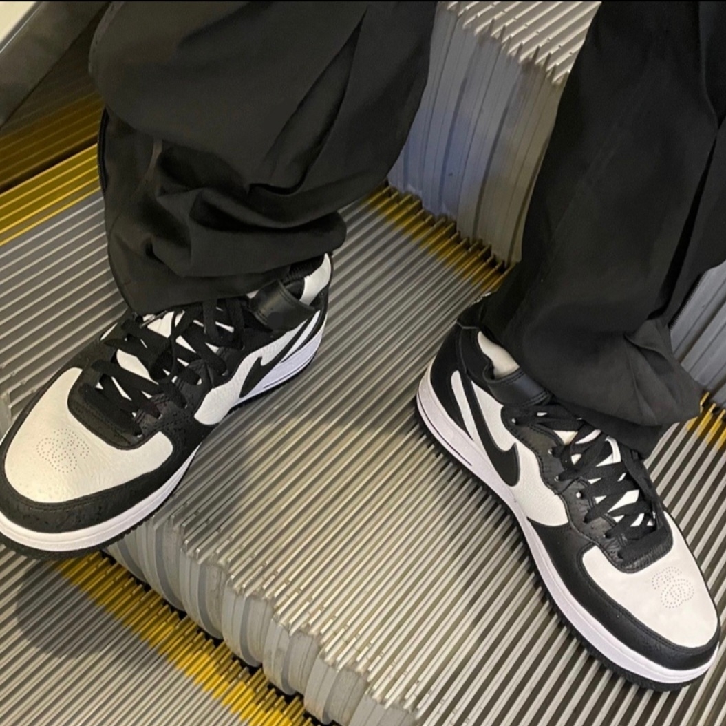 Nike x Stussy Air Force 1 '07 Mid SP Black and Light Bone 착용 스타일