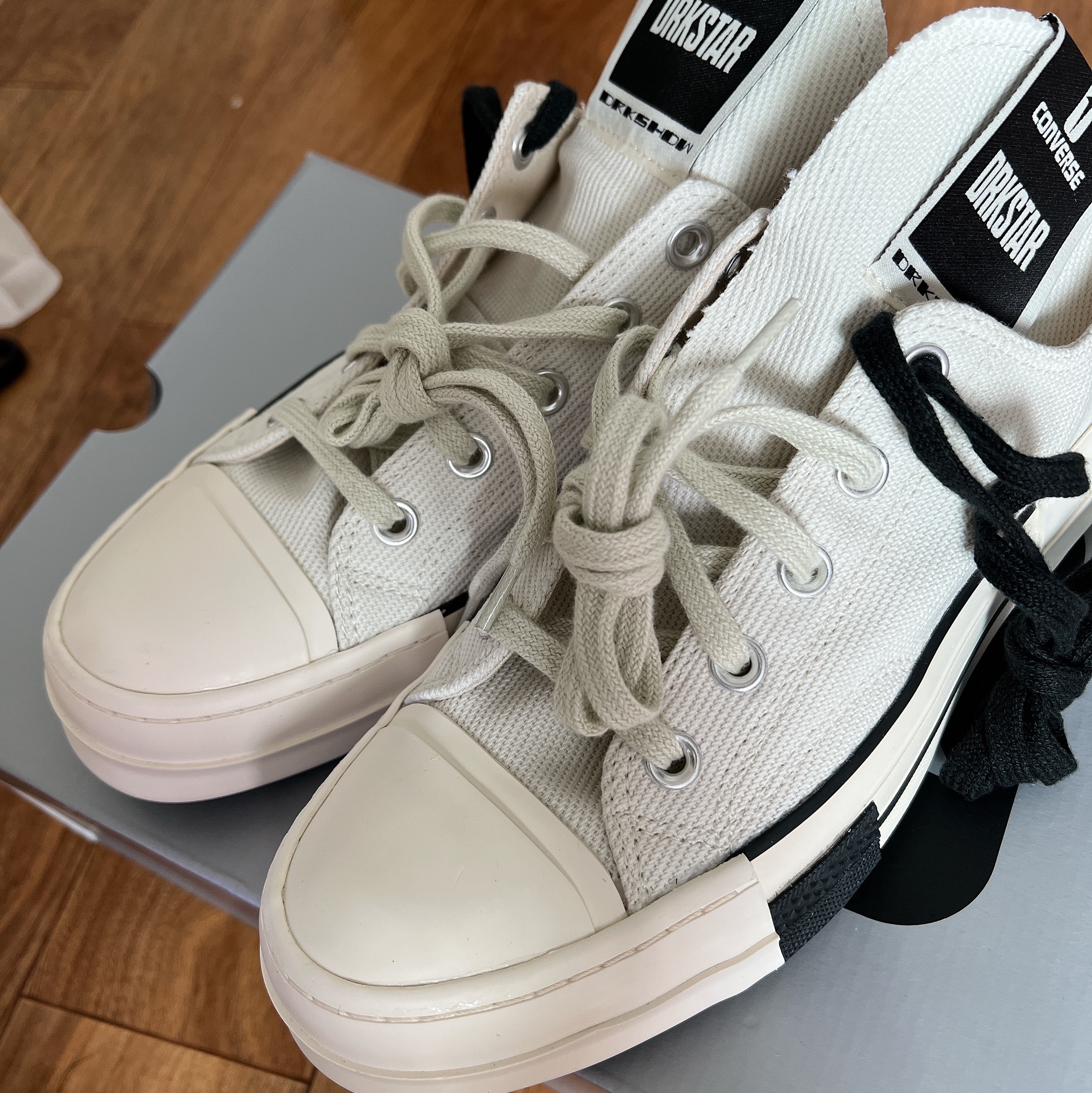 Converse x Drkshdw Drkstr Chuck 70 Ox White 착용 스타일 - 1