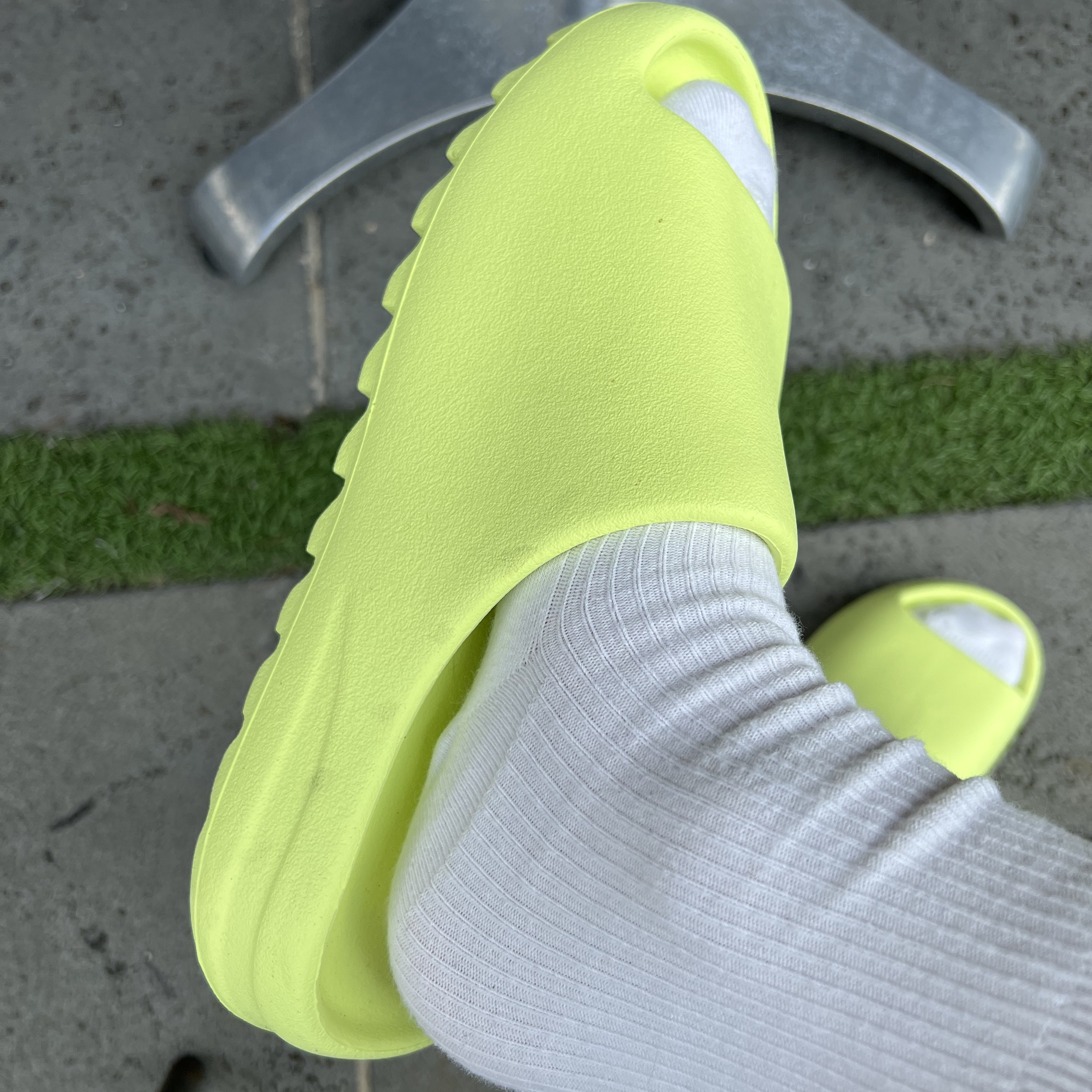 Adidas Yeezy Slide Glow Green 2022/2023 착용 스타일 - 5