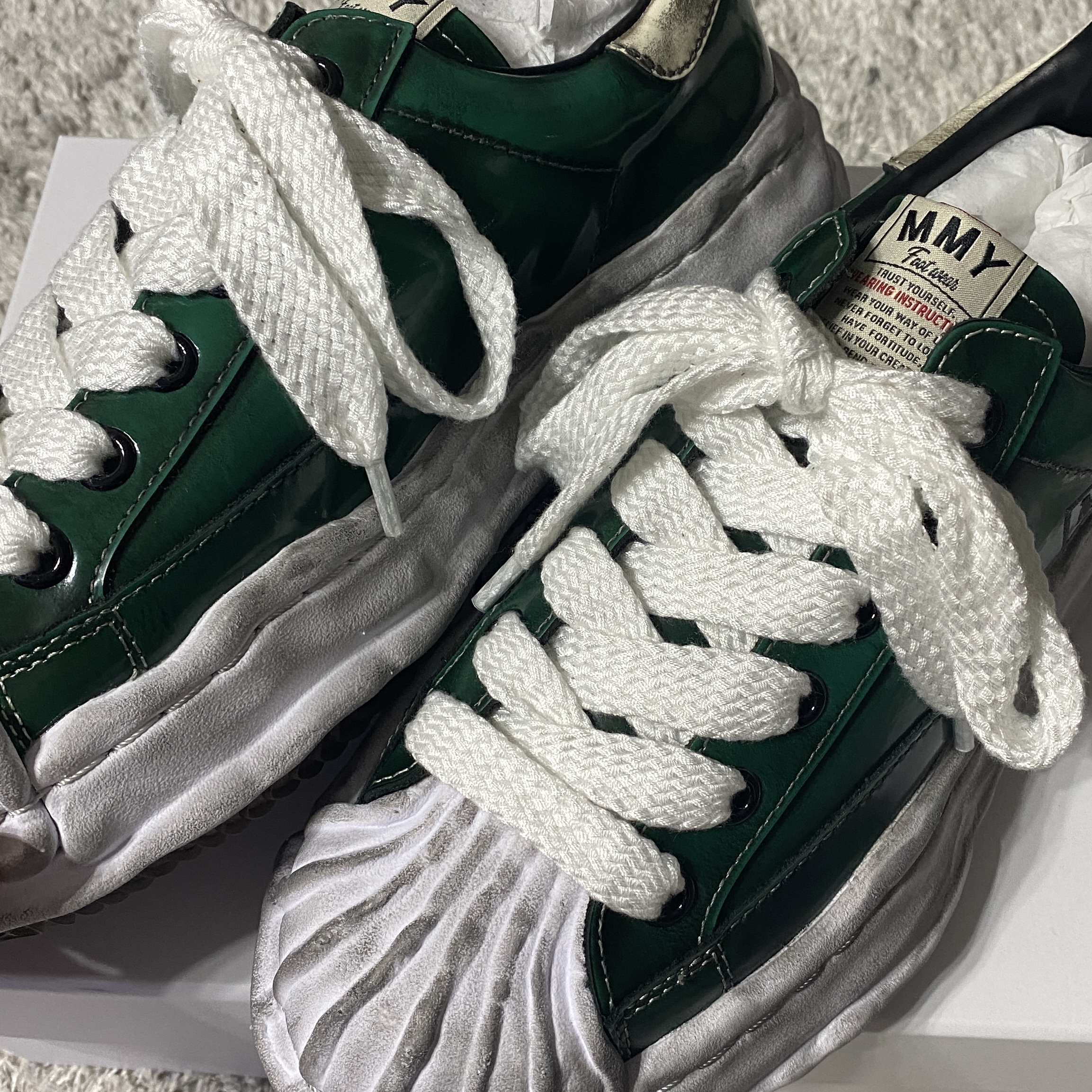 Maison Mihara Yasuhiro Blakey OG Sole Brushed Patent Low-top Sneakers Green 착용 스타일