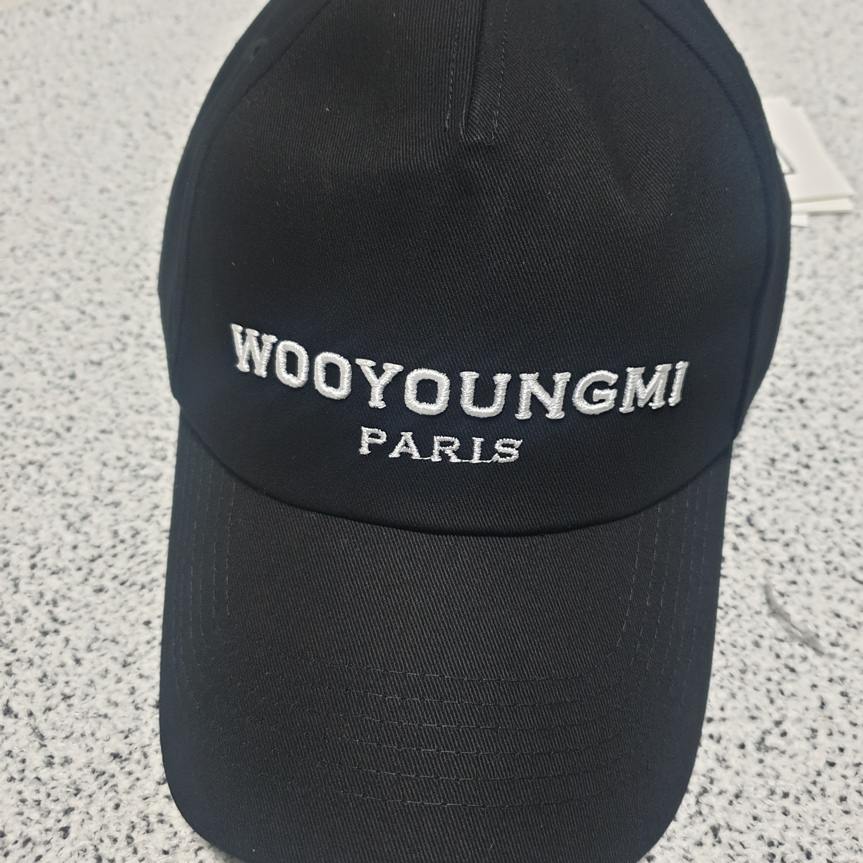 Wooyoungmi White Embroidered Logo Ball Cap Black 착용 스타일