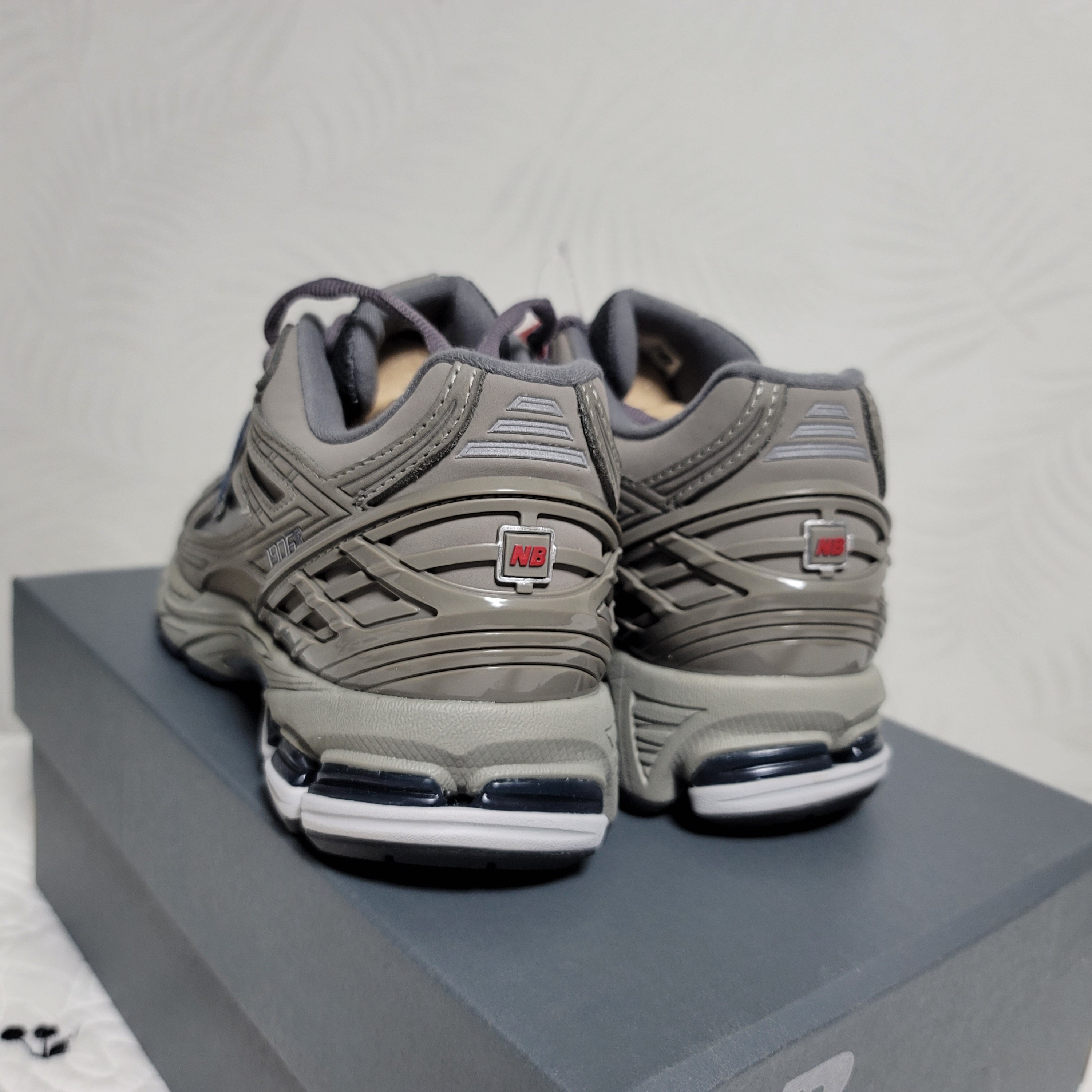 New Balance 1906R Charcoal Grey 착용 스타일 - 3