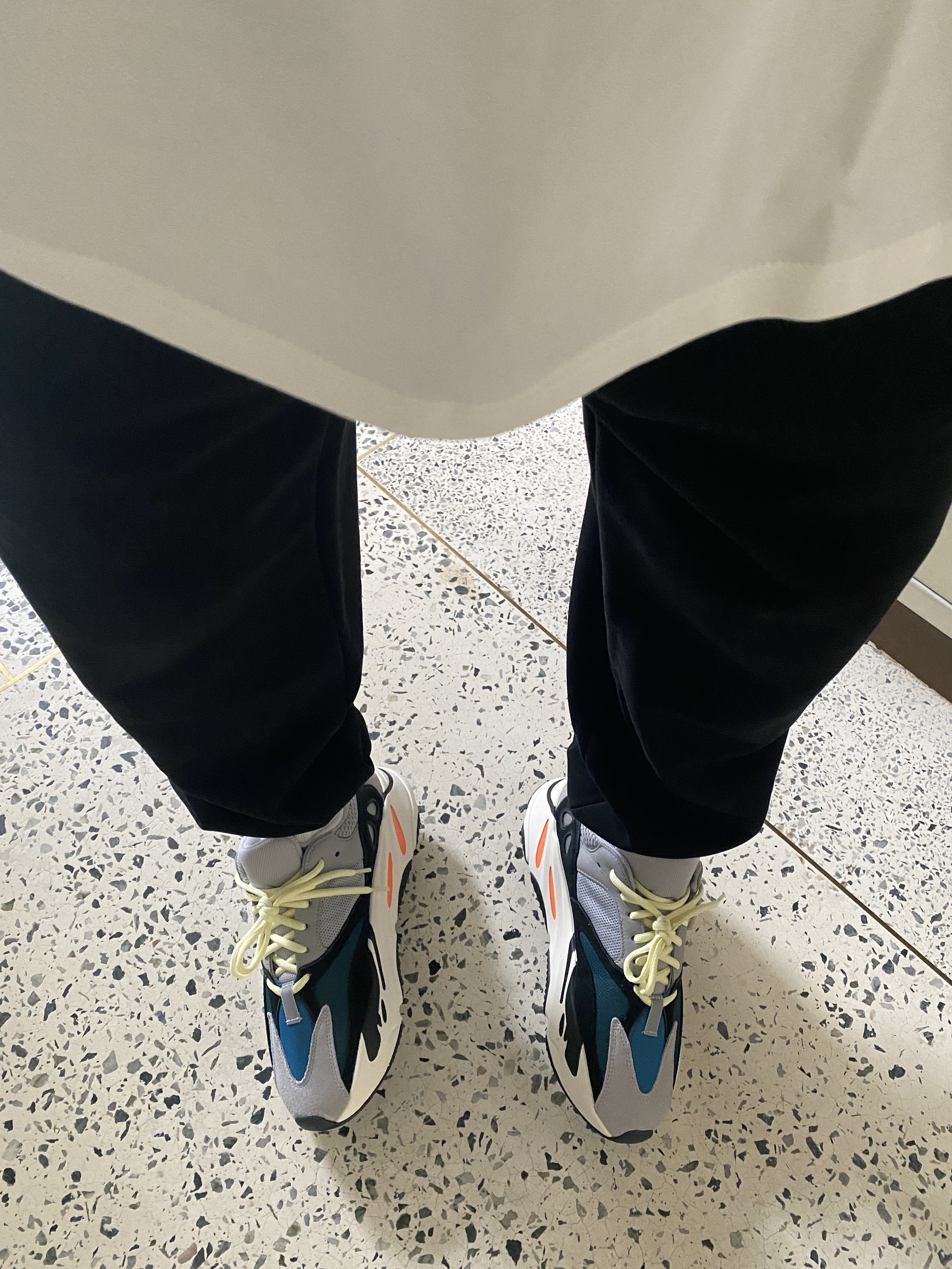 Adidas Yeezy Boost 700 Wave Runner Solid Grey 2021/2022 착용 스타일 - 3