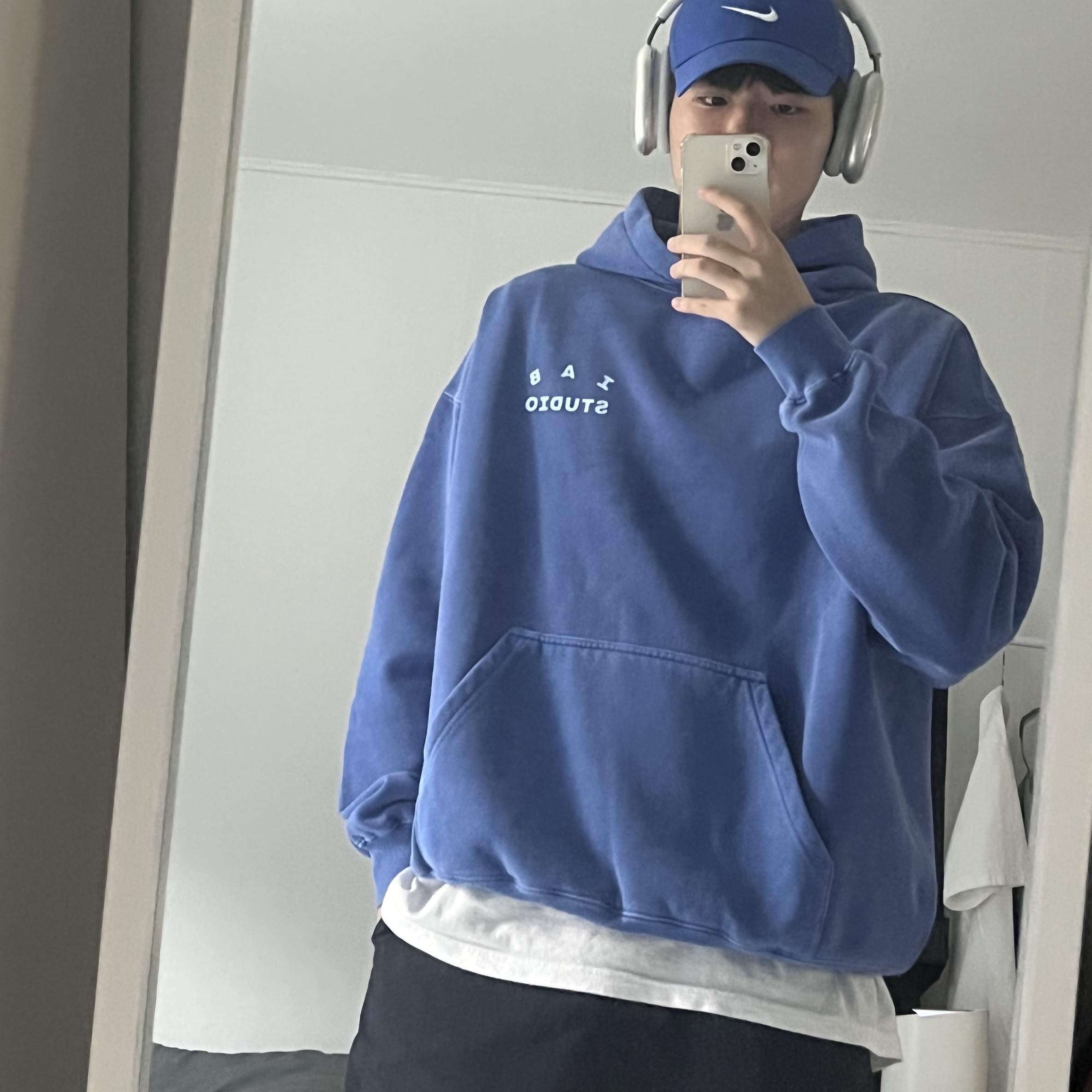 IAB Studio Pigment Hoodie Royal Blue - 22FW, Apple AirPods Max Lightning Silver (Korean Ver.) 착용 스타일