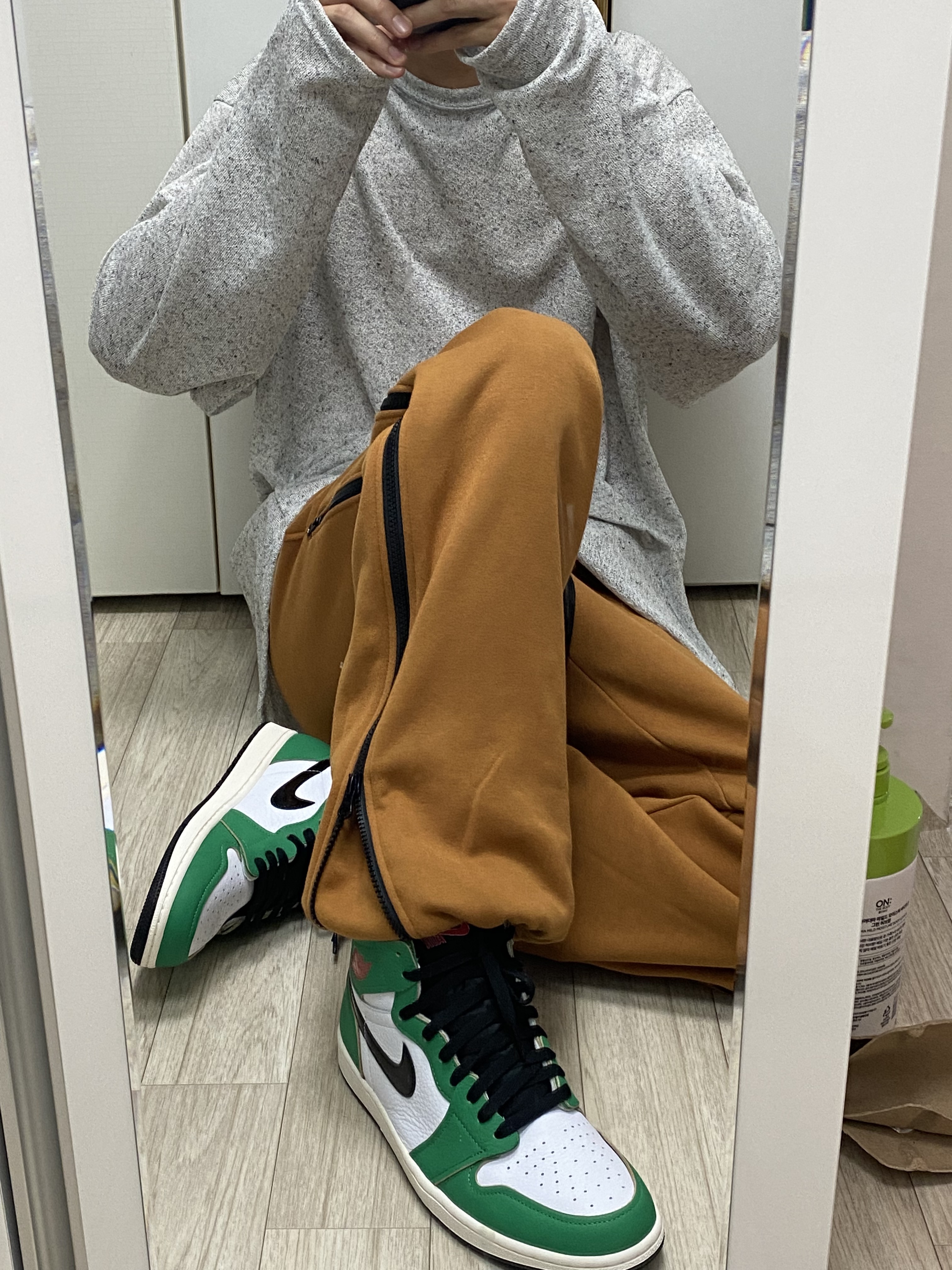 (W) Jordan 1 Retro High OG Lucky Green, Nike Futura Washed Bucket Hat Black 착용 스타일 - 2