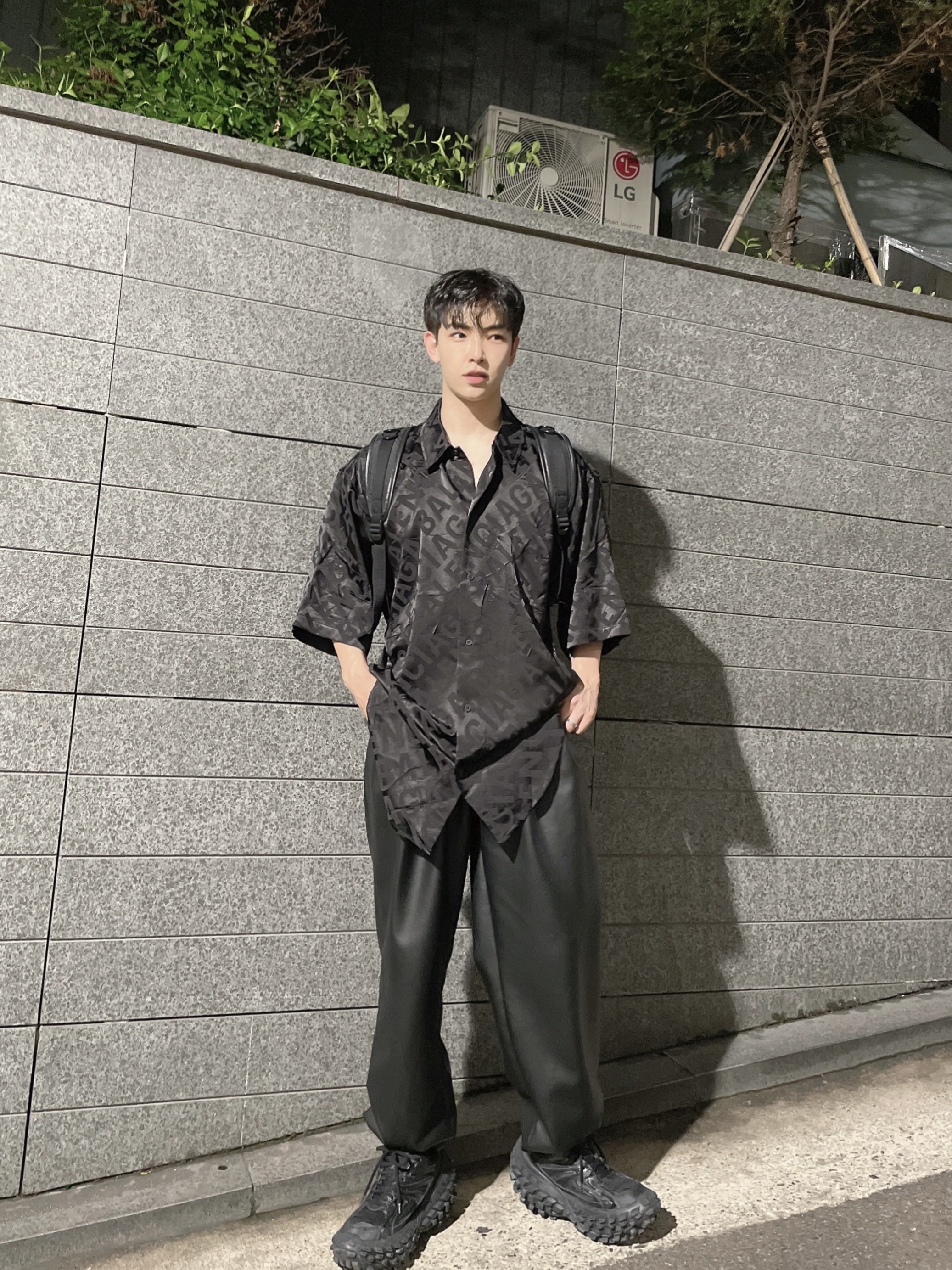Balenciaga Defender Sneakers Black 착용 스타일 - 1